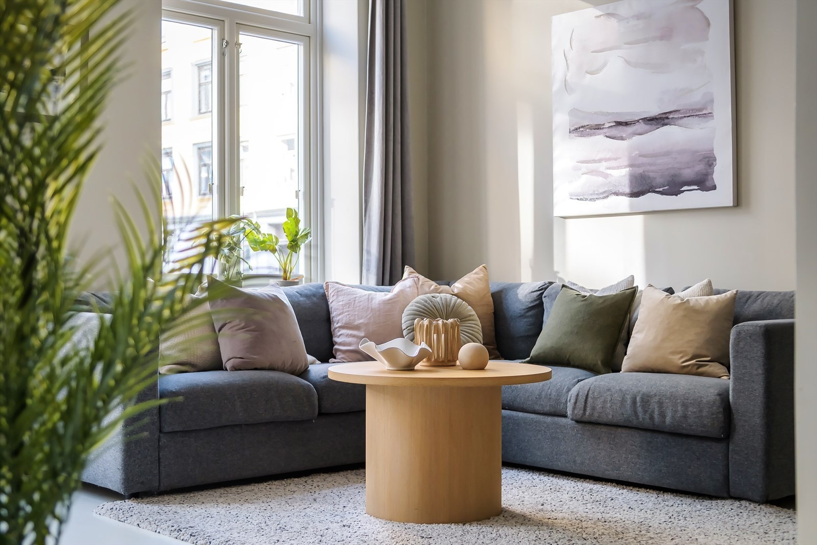 Stuen har god plass til sofagruppe, TV-møblement og spisebord. Galleribilde