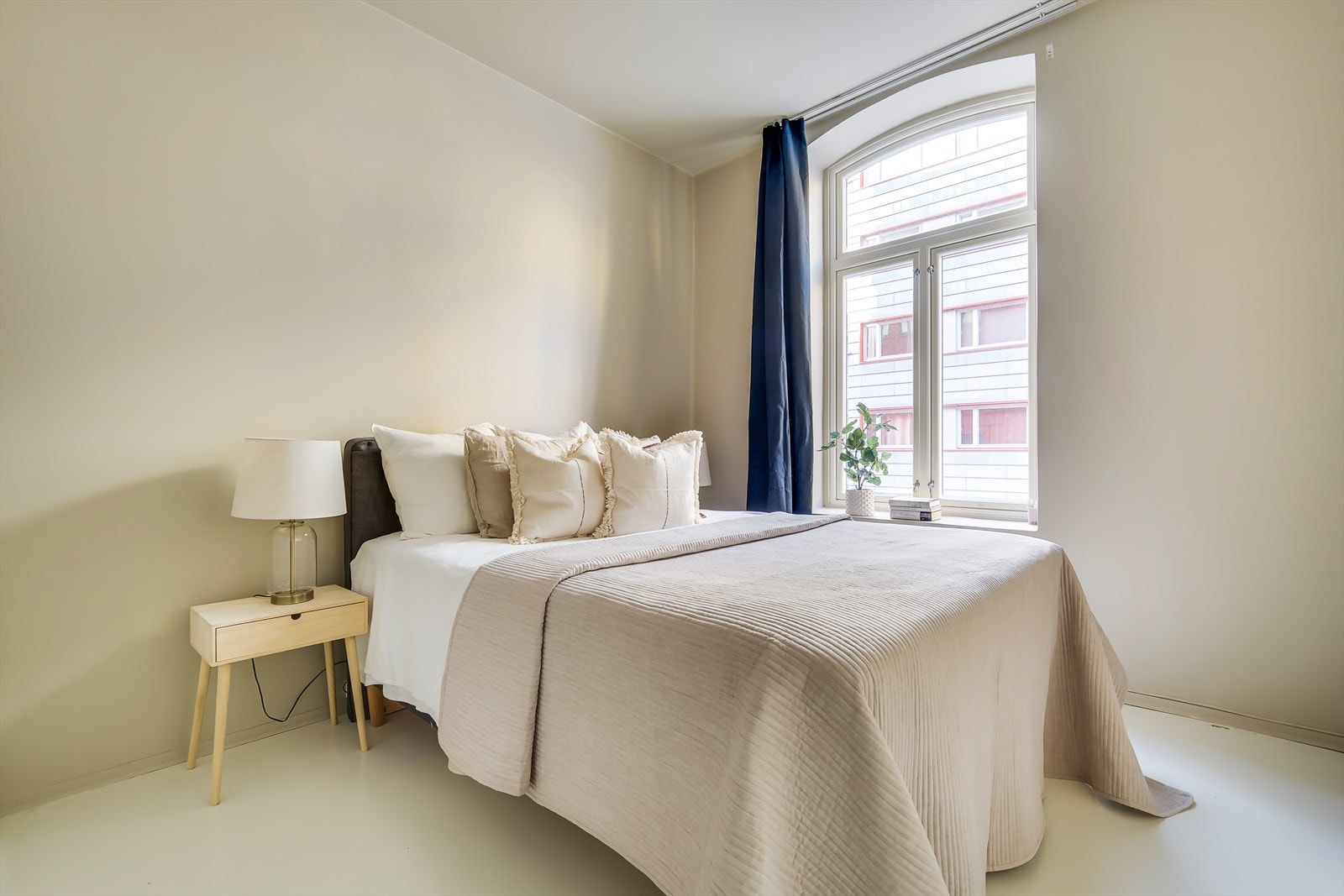 Soverom av god størrelse med plass til dobbeltseng, nattbord og garderobeskap. Galleribilde