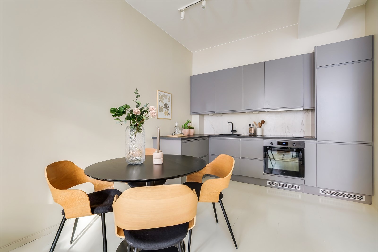 Stilfullt kjøkken med glatte fronter og laminat benkeplate. Galleribilde