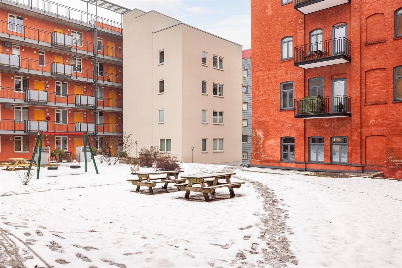 Hyggelig bakgård med flere sittegrupper Galleribilde