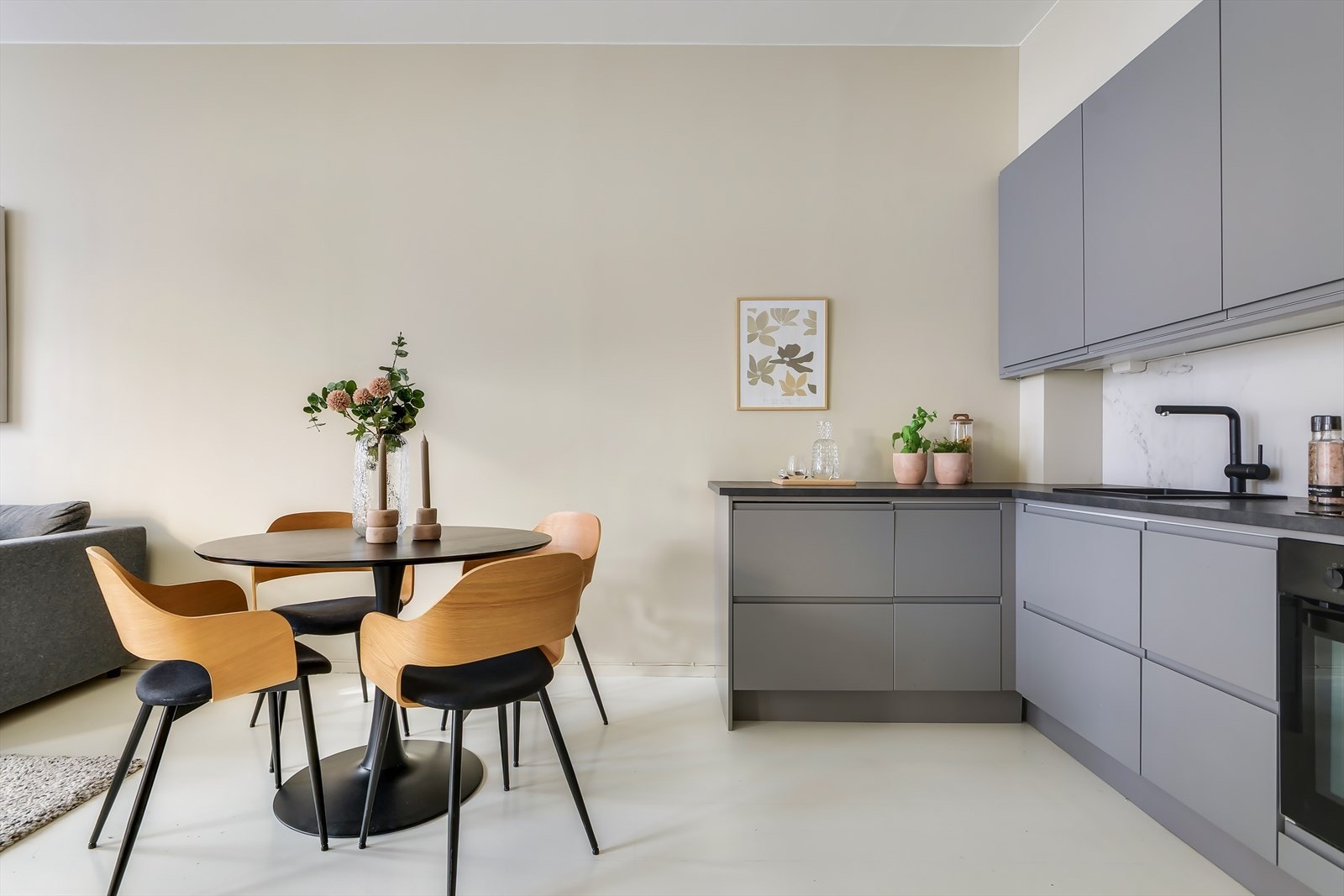 God plass til spisebord mellom stue og kjøkken. Galleribilde