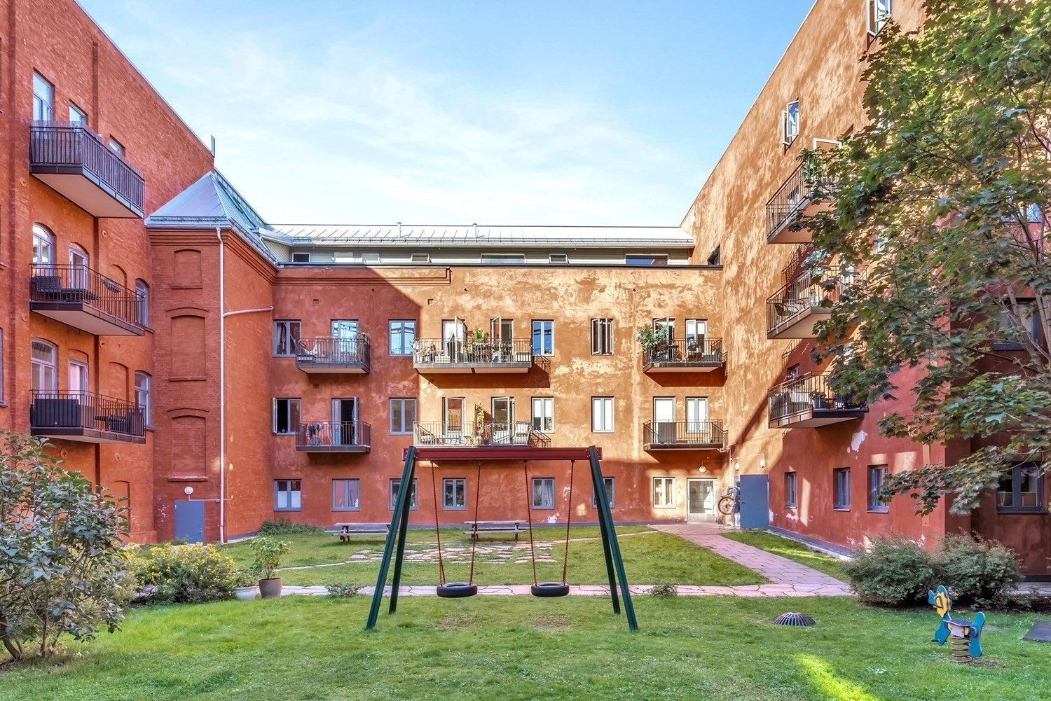 Sommerbilde fra bakgården Galleribilde