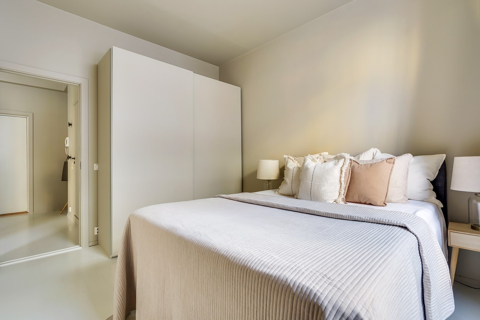 God plass til oppbevaring av klær i garderobeskap. Galleribilde