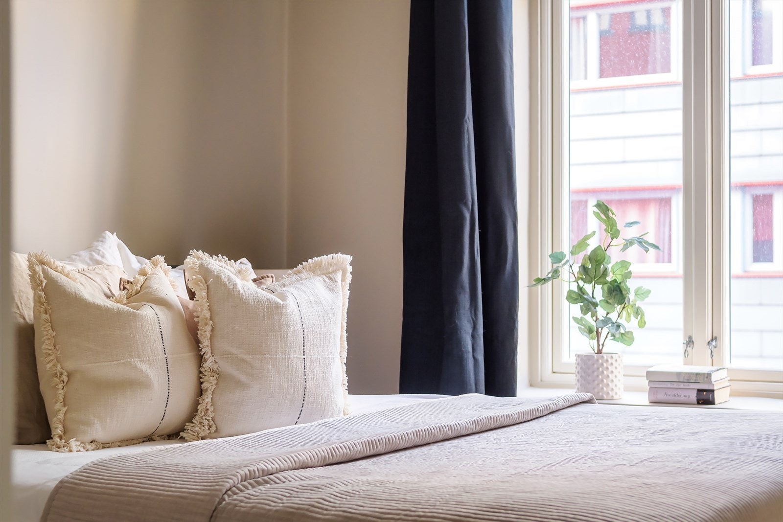 Et behagelig og koselig soverom malt i en lun farge som gir en god romfølelse Galleribilde