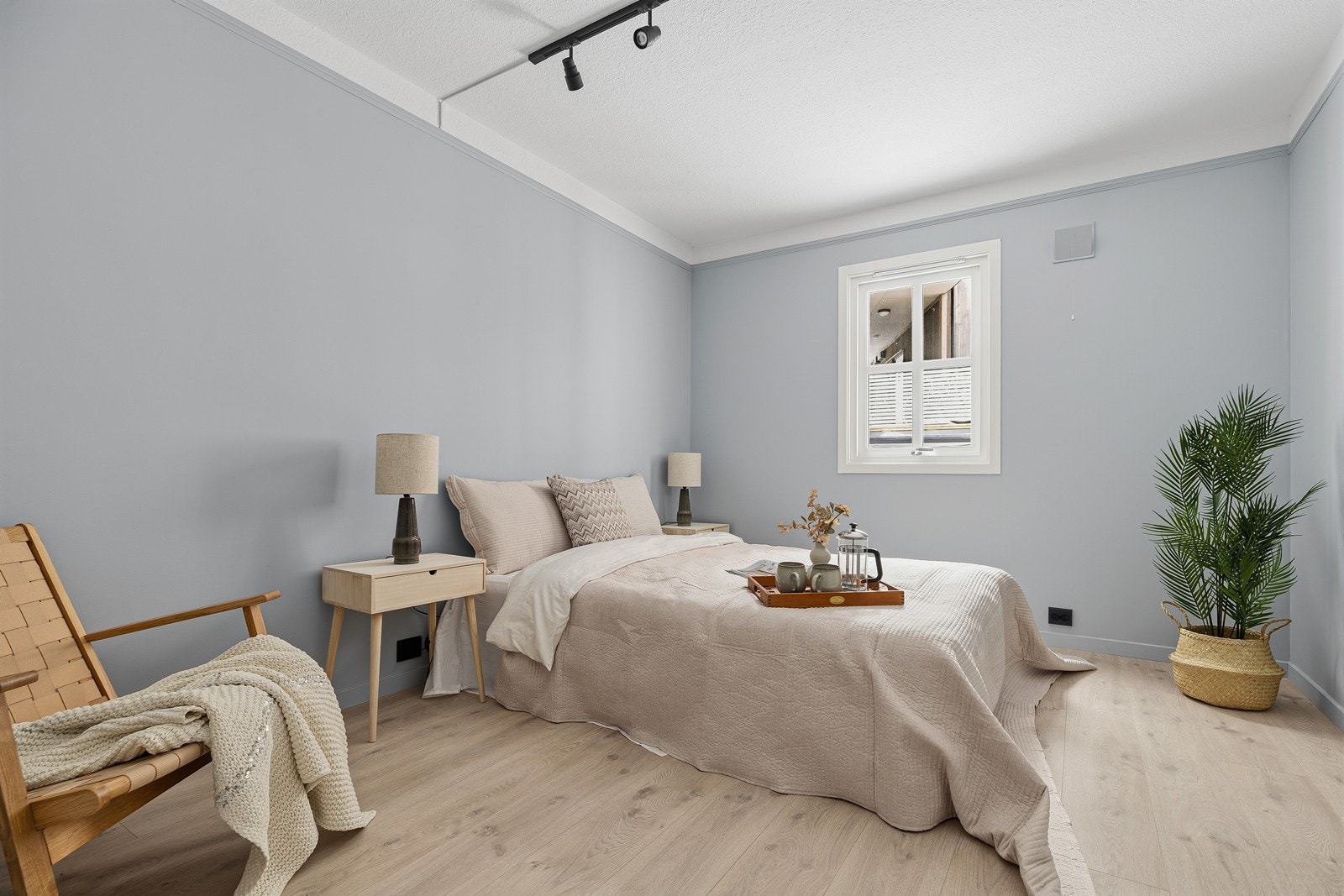 Nydelig soverom malt i duse og delikate farger Galleribilde