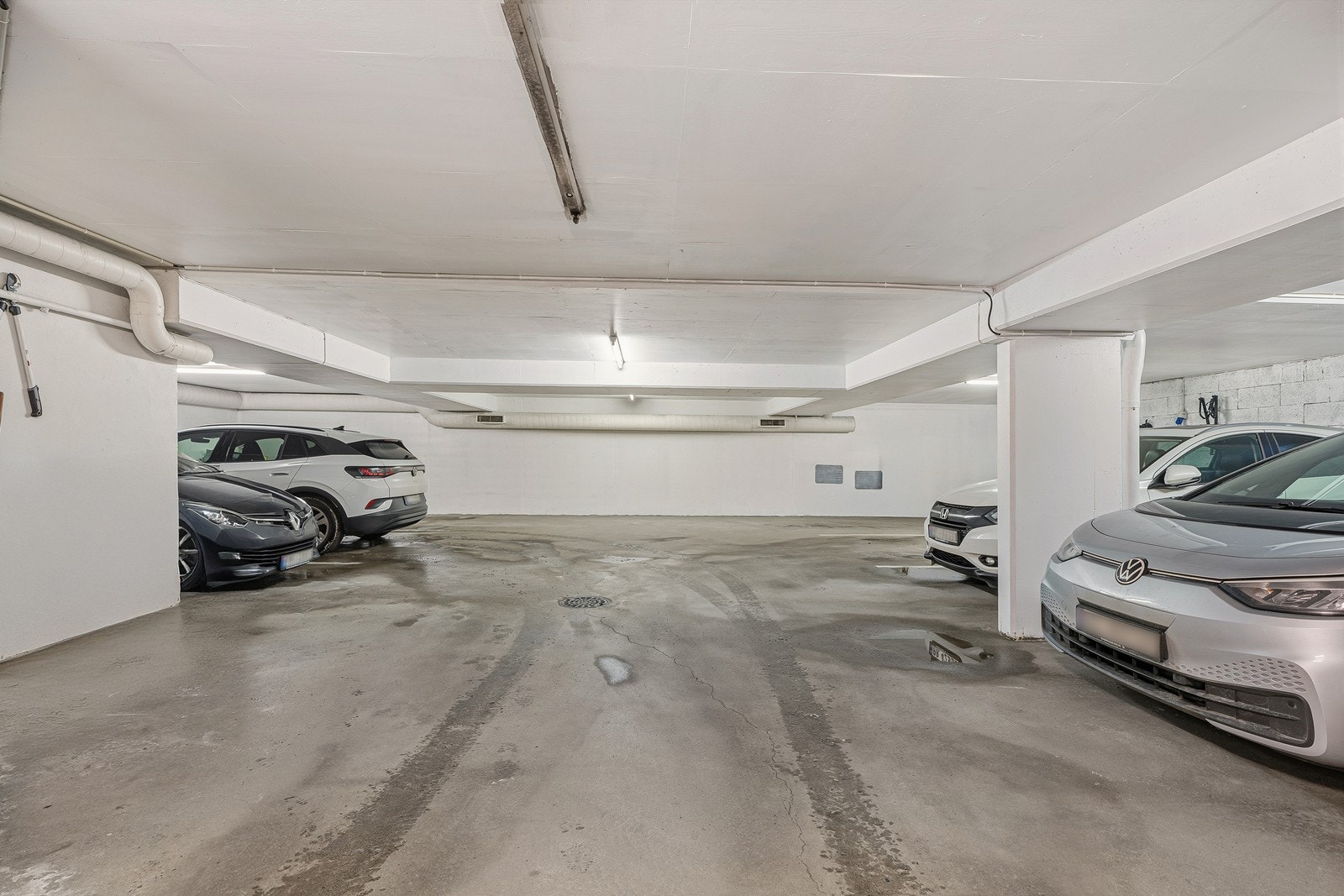 Garasje i underetasjen Galleribilde