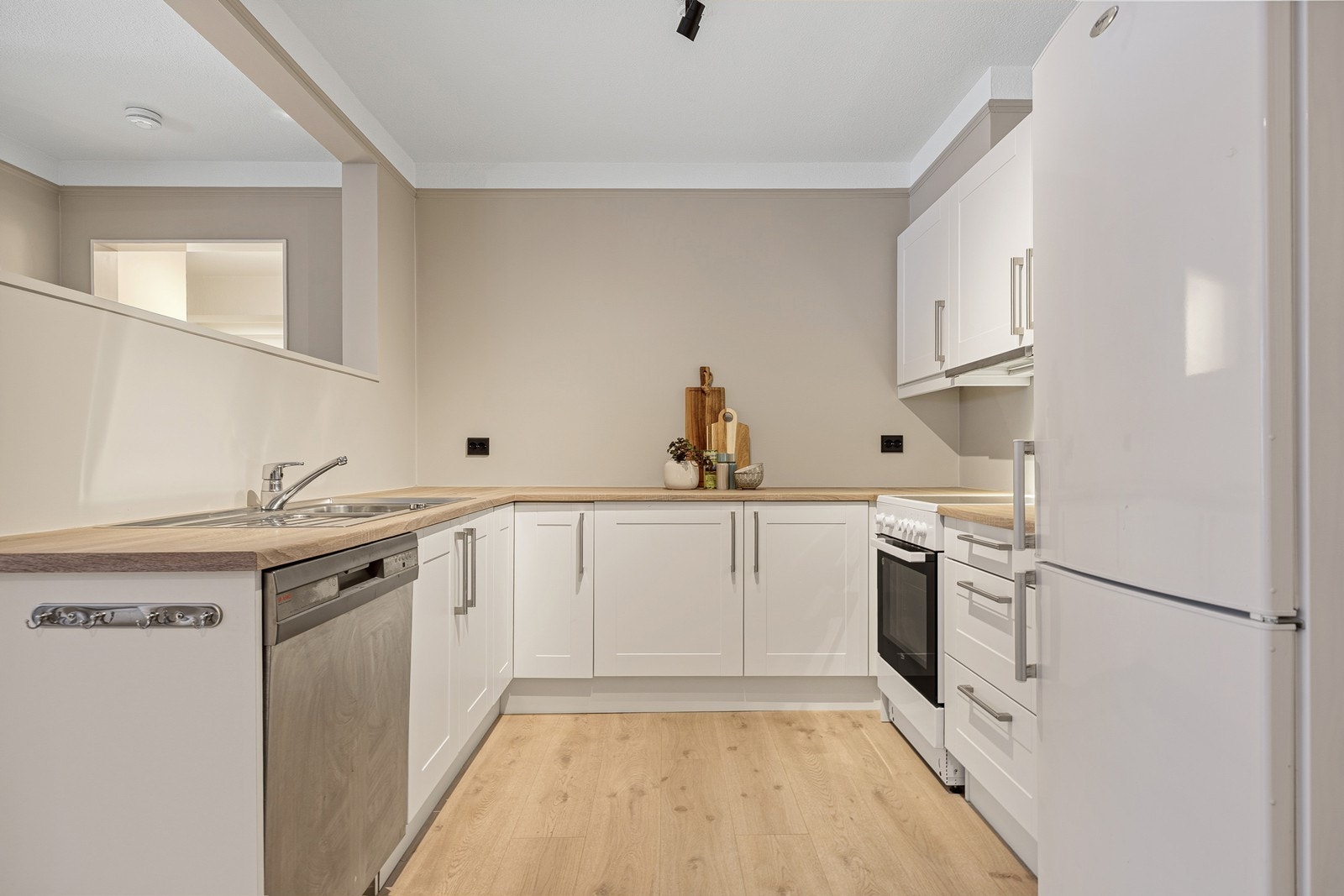 Kjøkkenet består av både integrerte og frittstående hvitevarer. Frittstående hvitevarer medfølger handelen. Galleribilde