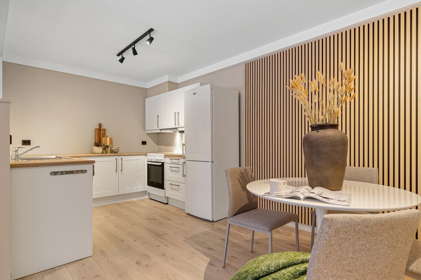 Det er en åpen stue- og kjøkkenløsning med plass til spisegruppe Galleribilde