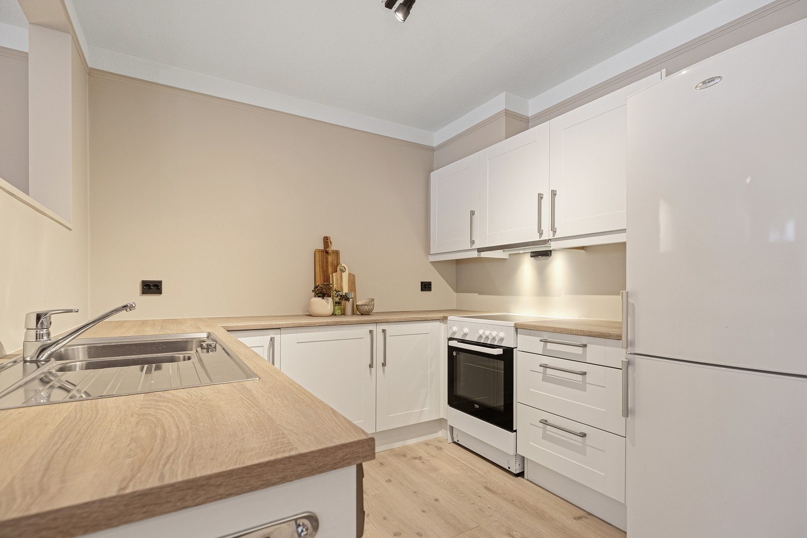 Pent kjøkken med god oppbevaring - og benkeplass Galleribilde