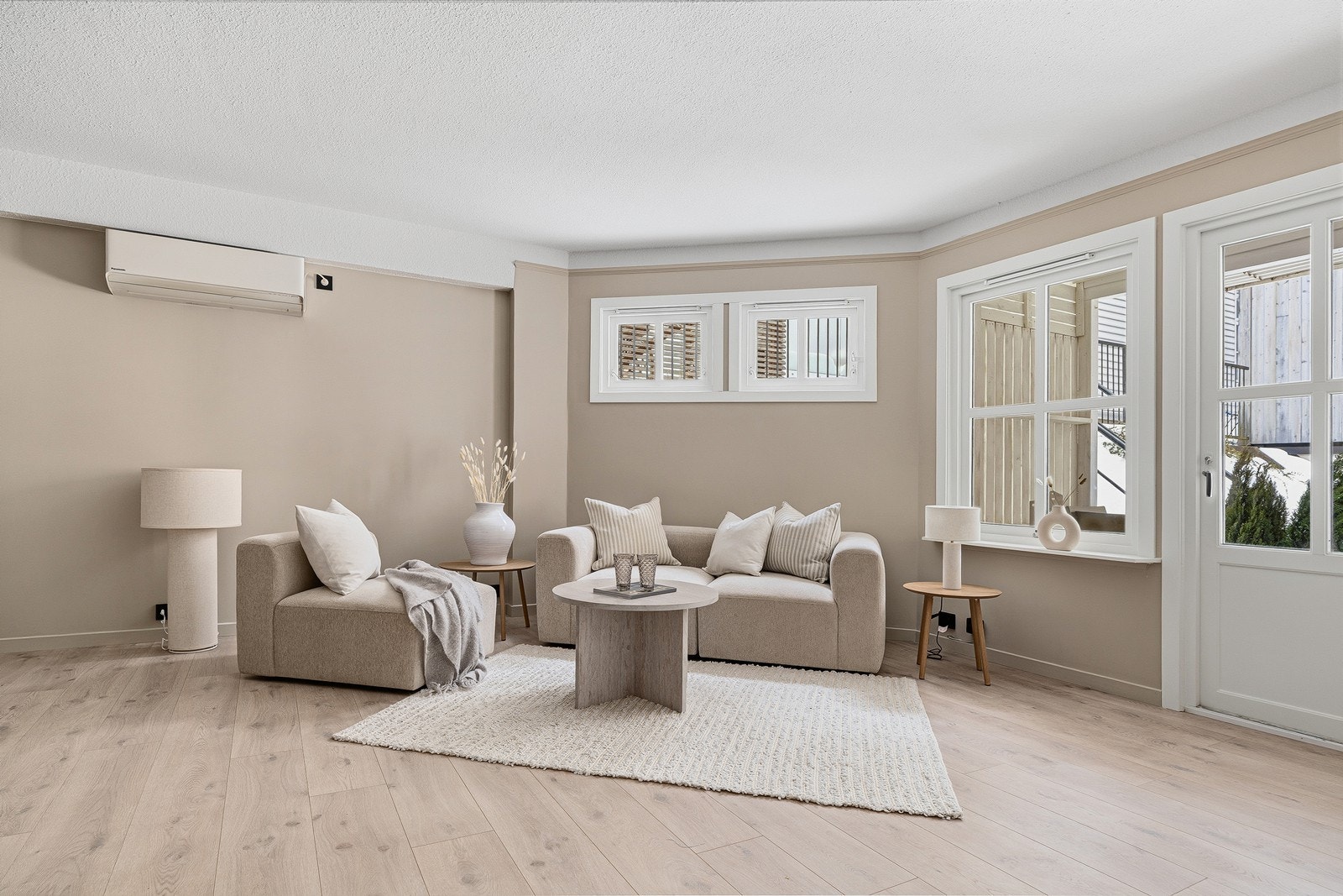 Stuen oppleves enkel å møblere med god plass til sofagruppe med tilhørende møblement Galleribilde