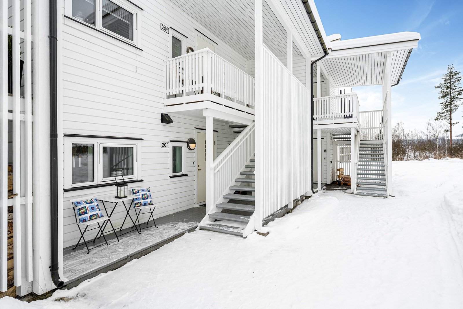 Fra eiendommen er det kort gangavstand til Gjøvik sentrum, samtidig som du har natur- og rekreasjonsområder like i nærheten. Galleribilde