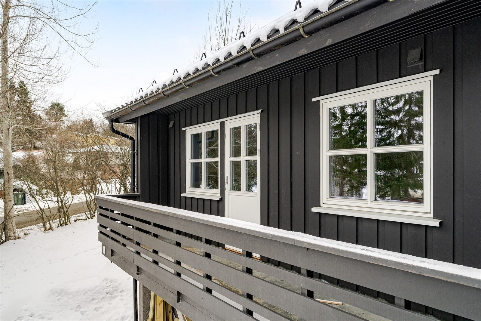 Utenfor hovedsoverommet nytes varme dager på en overbygd balkong på ca. 7 kvm. Galleribilde