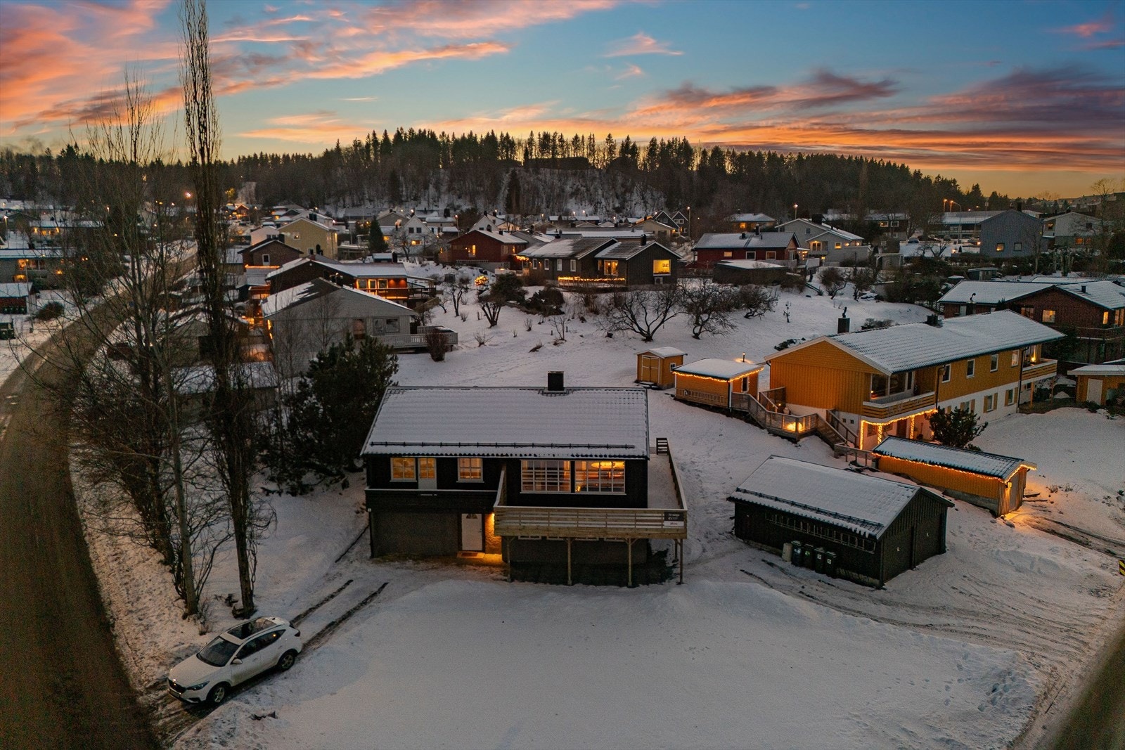 Eiendommen er 1363 kvm; en fin hjørnetomt med store plenarealer. Galleribilde