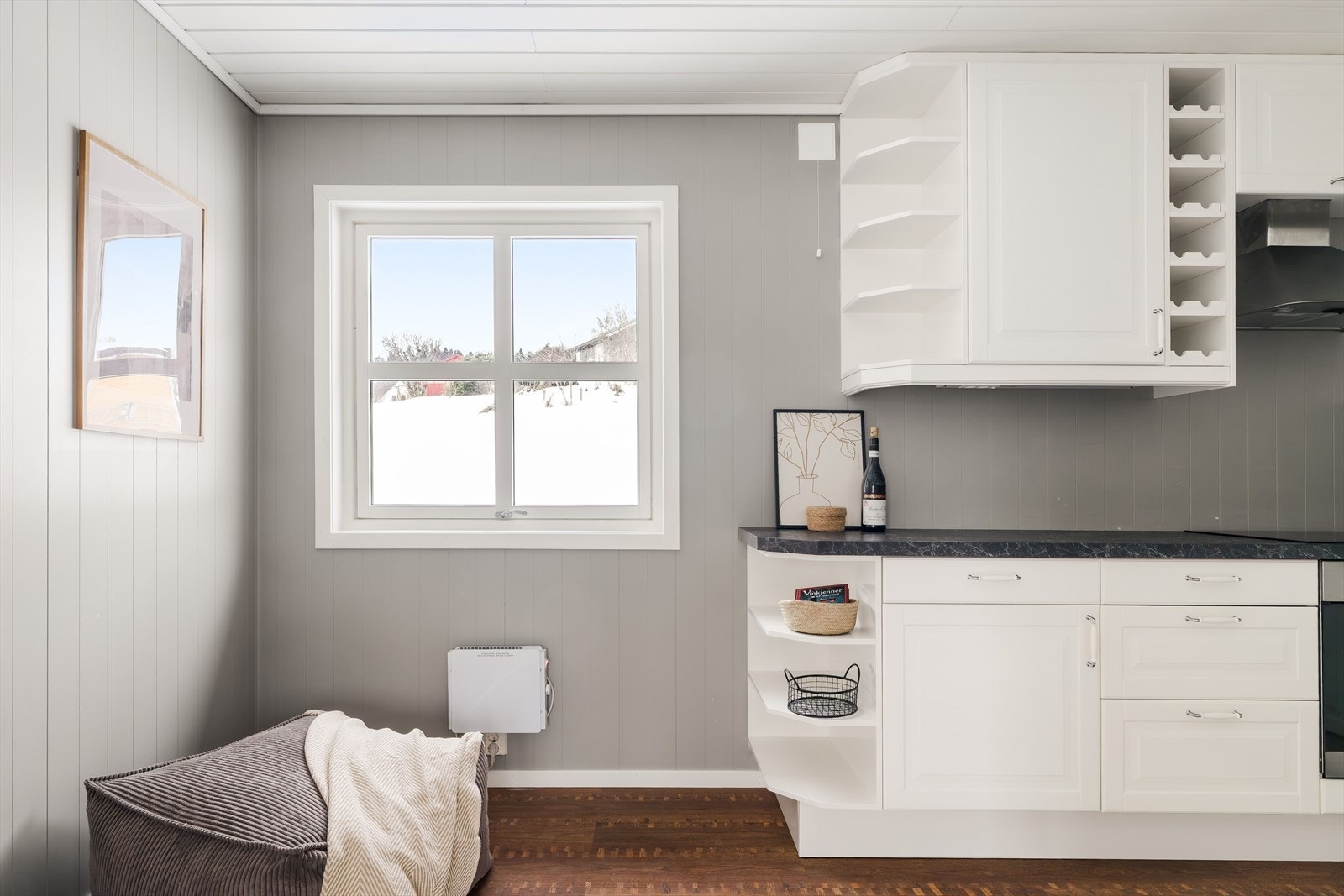 Om ønskelig har kjøkkenet rom for en hyggelig, liten spiseplass under vinduet. Galleribilde