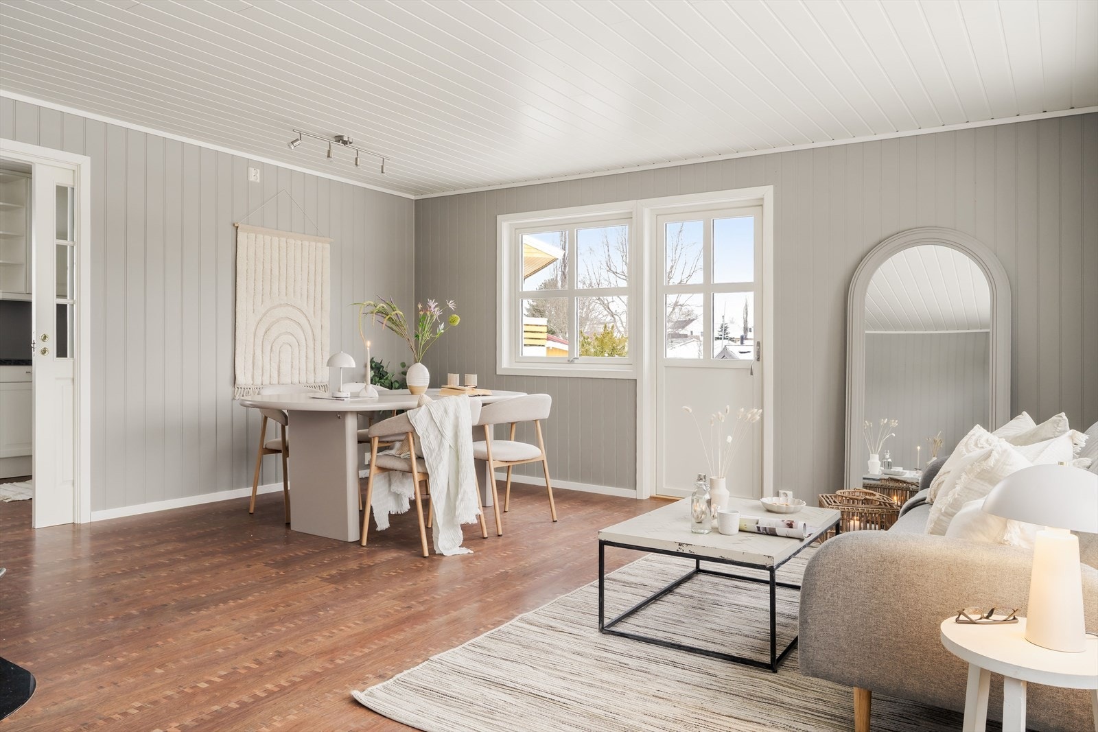 Stuen er et innbydende oppholdsrom med god romfølelse og åpen atmosfære. Galleribilde