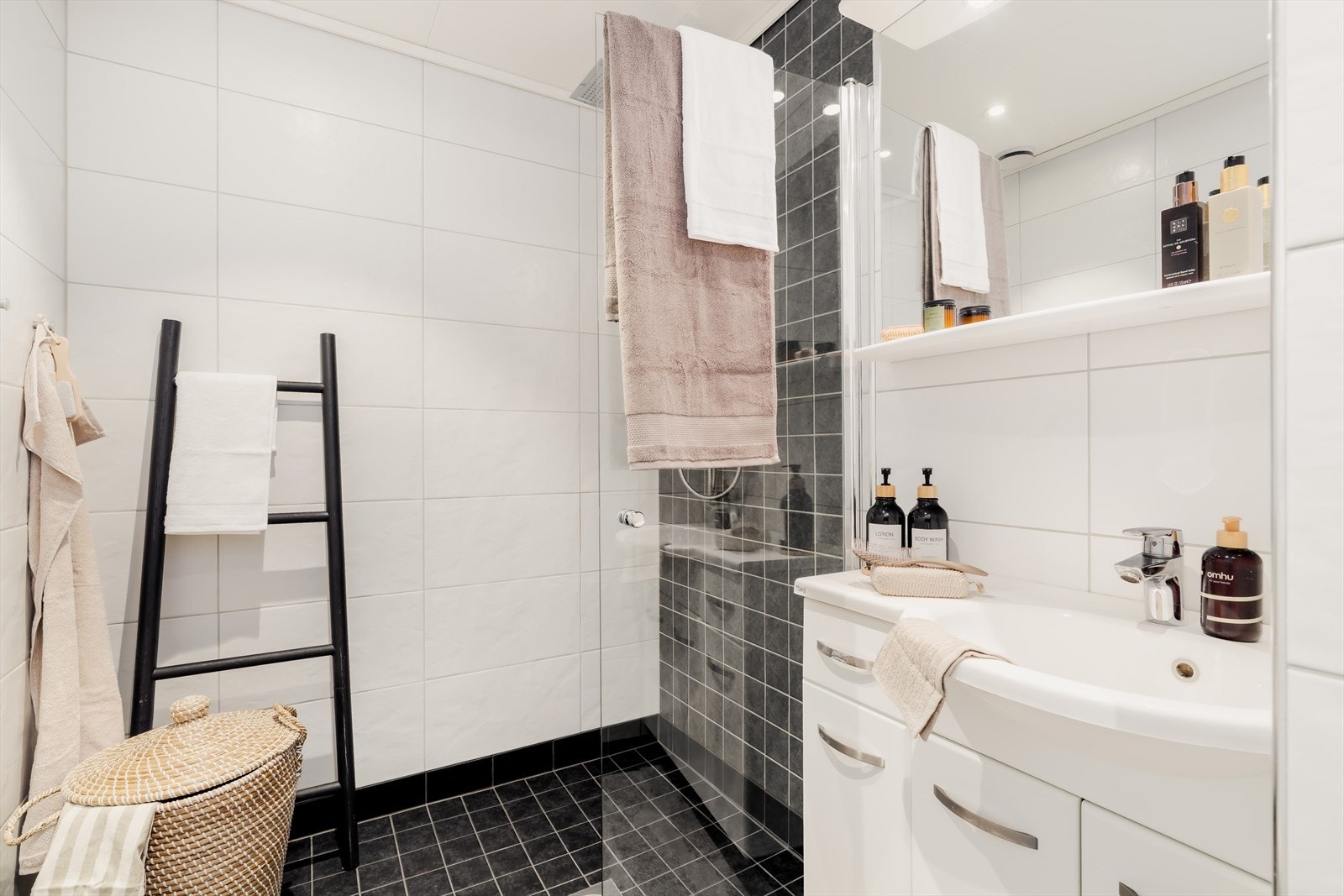 Badet ble smakfullt pusset opp i 2017, innredet med sorte og hvite fliser for en fin kontrast. Galleribilde