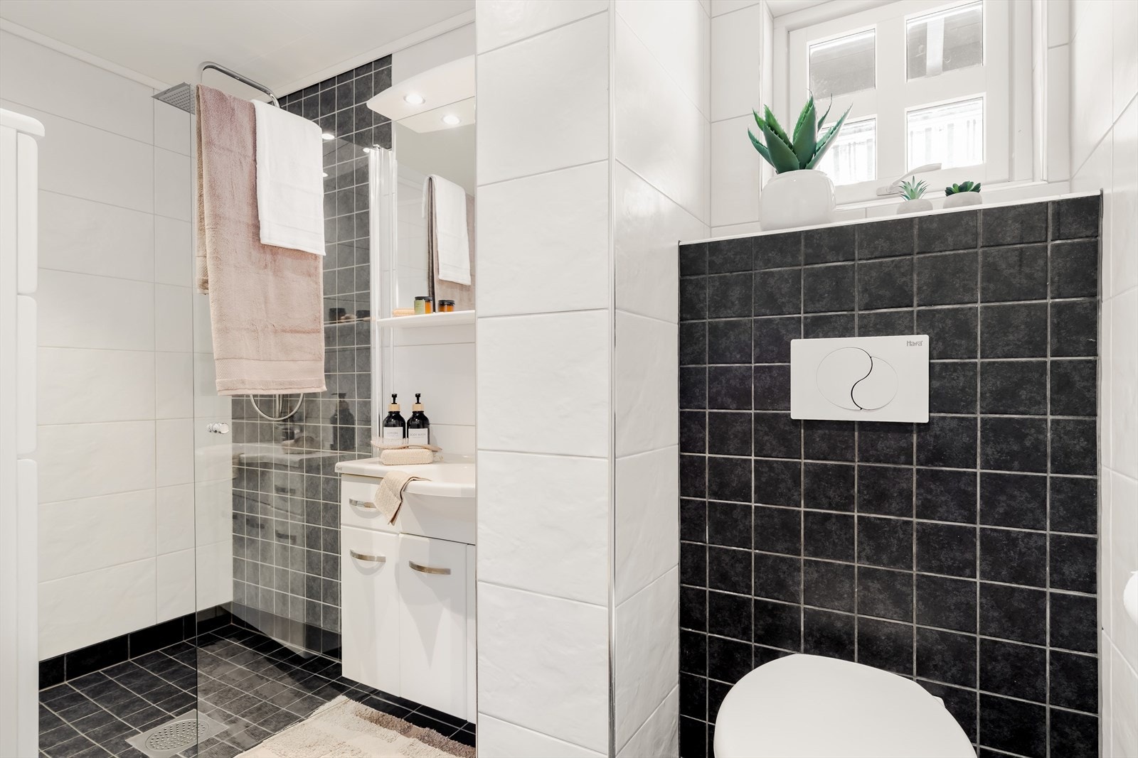 På badet er det gulvvarme, regnfalldusj og vegghengt toalett. Galleribilde