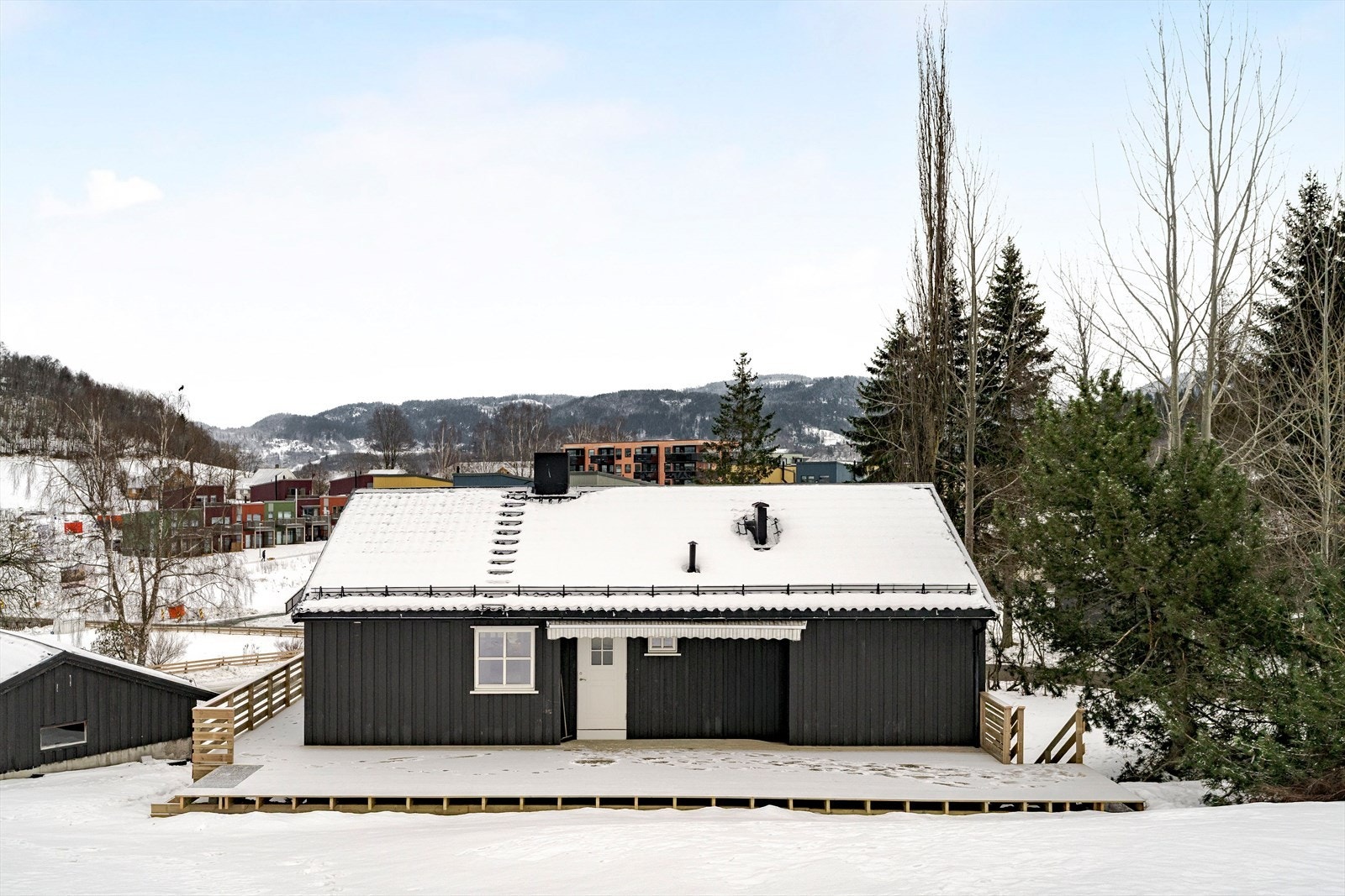 Terrassen på ca. 89 kvm strekker seg til inngangen, og man flytter seg enkelt etter solen gjennom dagen. Galleribilde