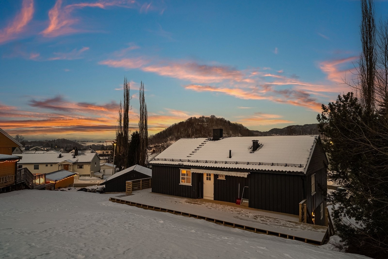 Området har lite gjennomgangstrafikk, noe som gir trygge og rolige omgivelser med mye grønt mellom husene. Galleribilde