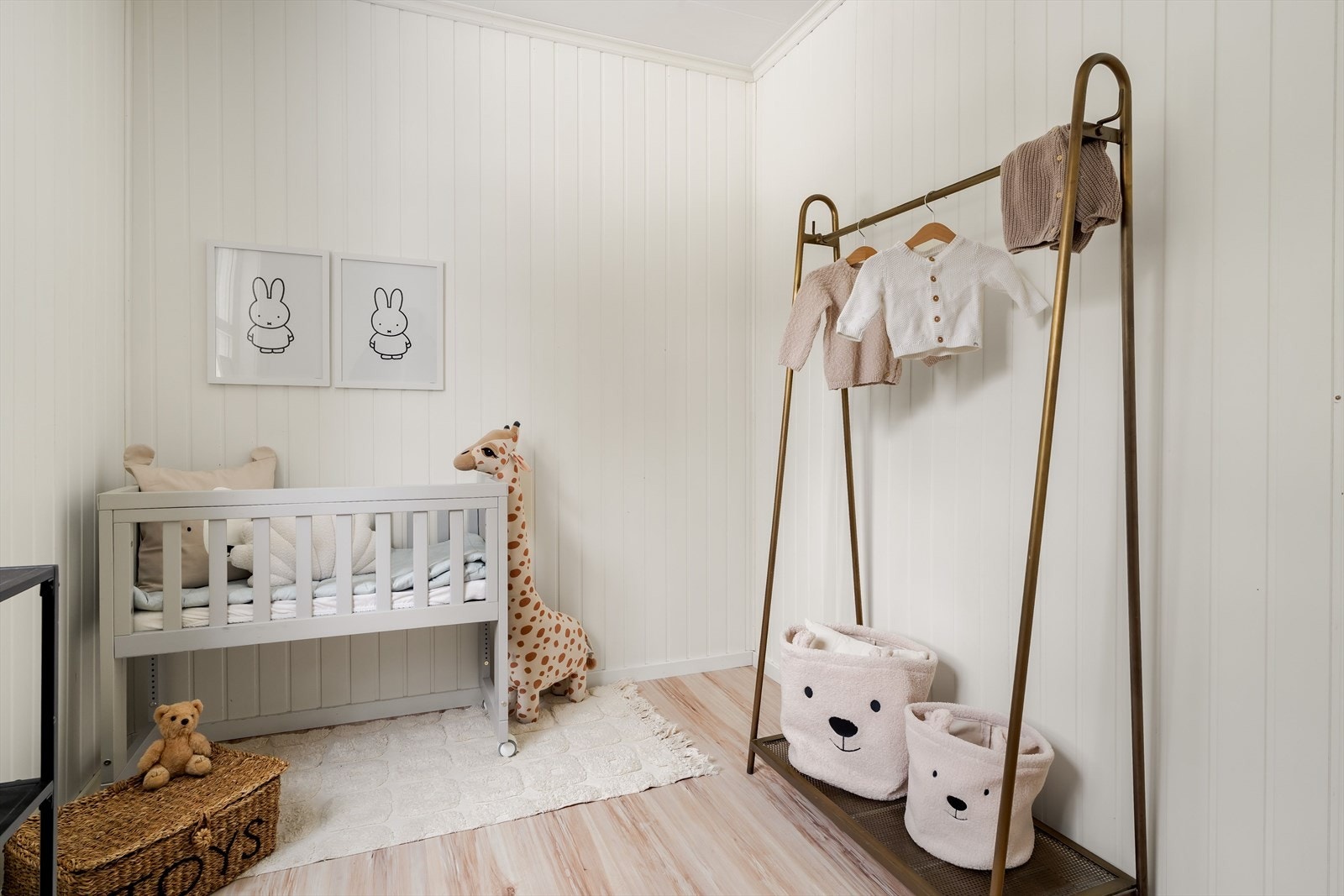 Tre soverom er samlet i 1. etasje, svært praktisk hvis man har små barn. Galleribilde