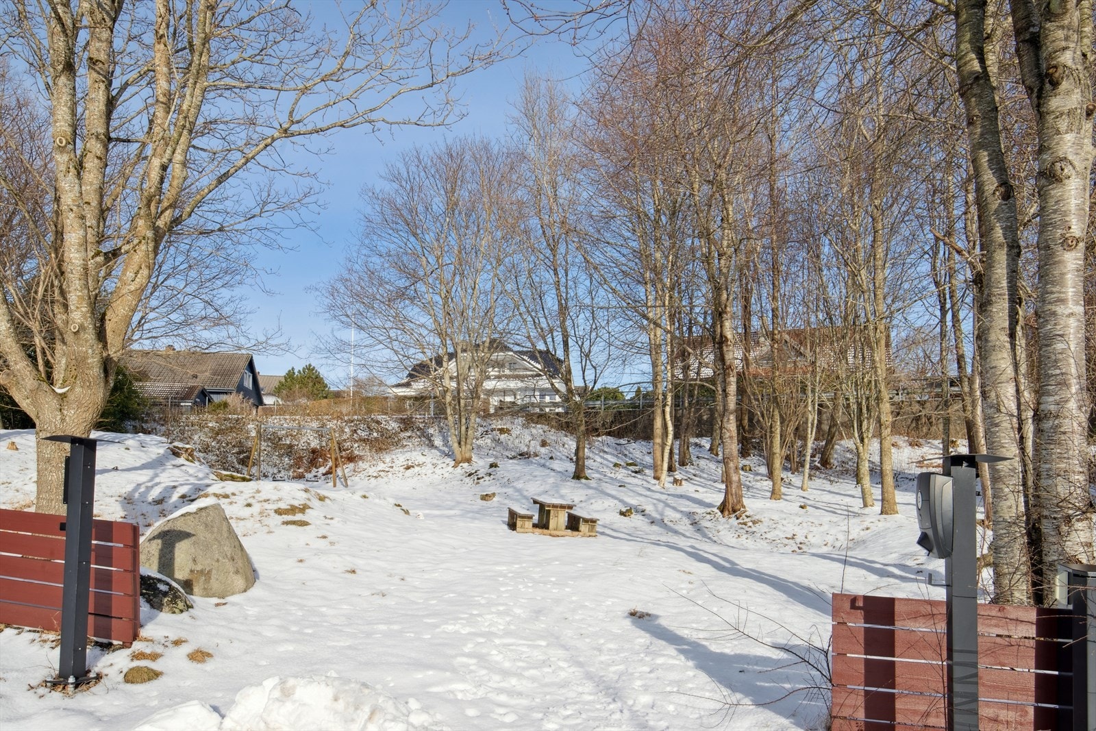 Leiligheten befinner seg i rolige blindgate med kjekke friområder rundt. Galleribilde