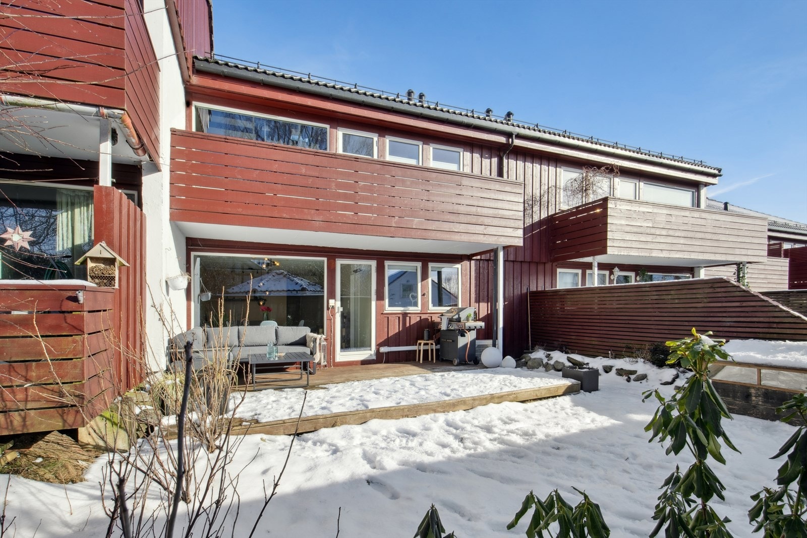 Leiligheten har en kjekk mark terrasse og privat hage med svært gode solforhold. Galleribilde