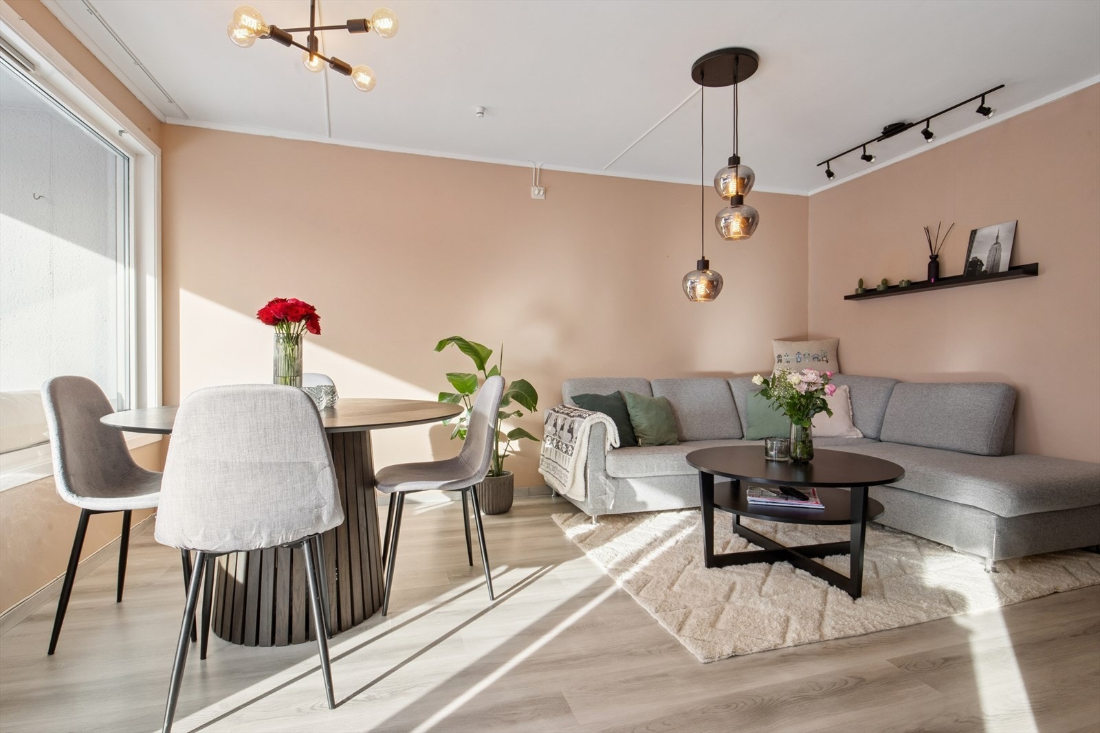 Stuen har plass til både sofagruppe og spisebord. Galleribilde