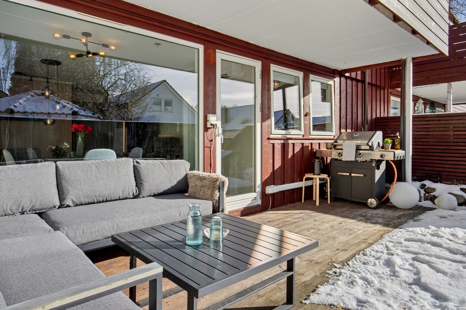 Kjekk terrasse med plass til sittegruppe. Galleribilde