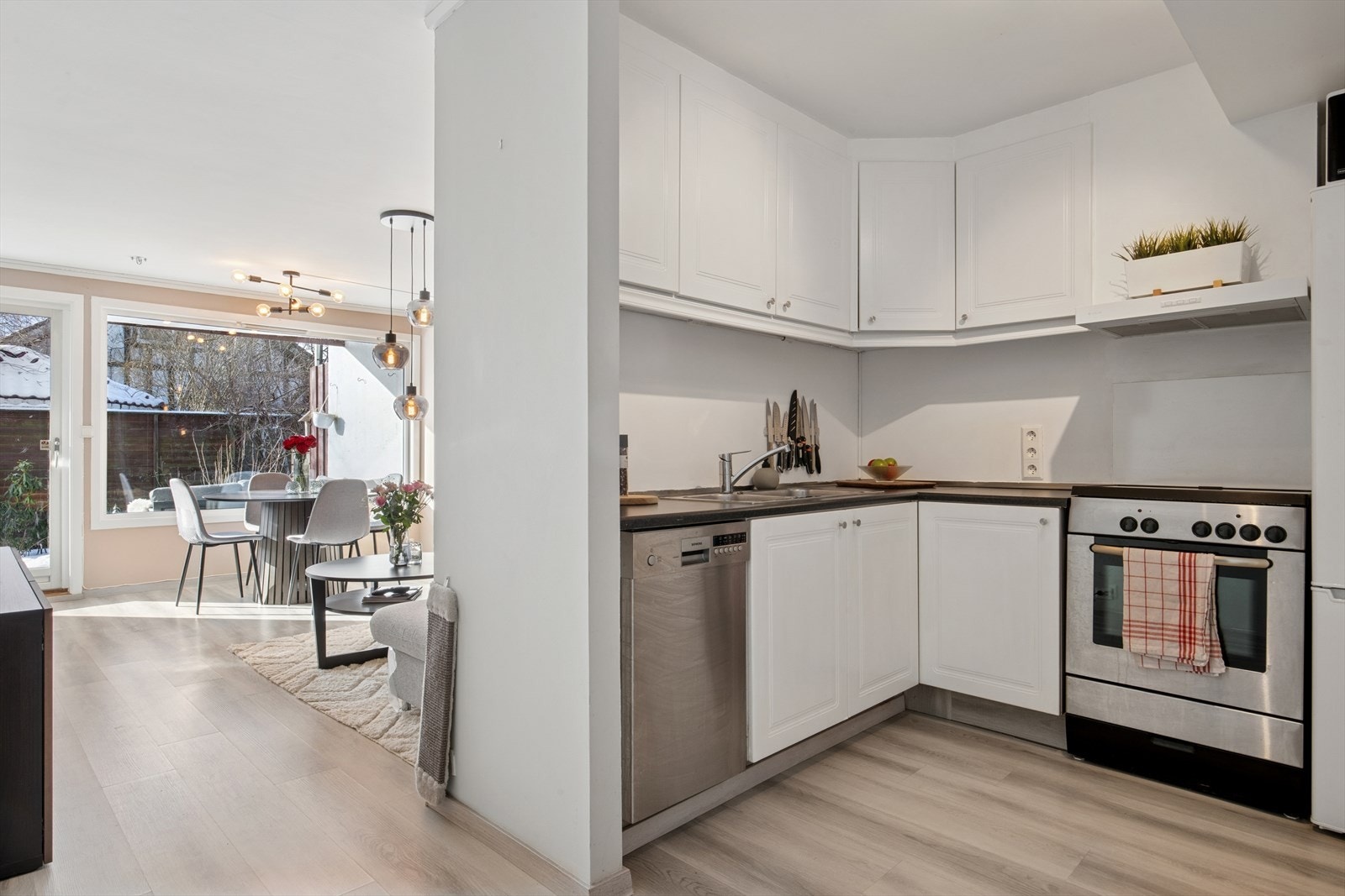 Kjøkkenet er lukket og har god avskjerming fra stuen. Galleribilde