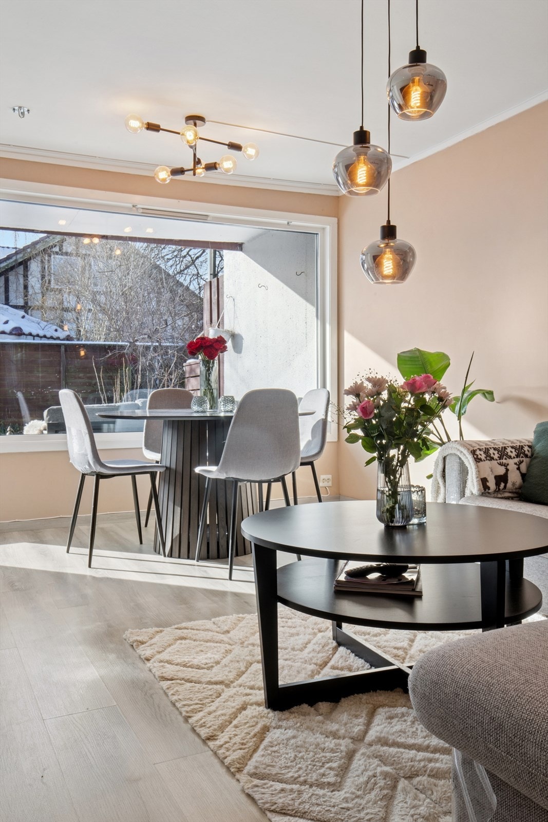 Innbydende stue med mye naturlig lys. Galleribilde