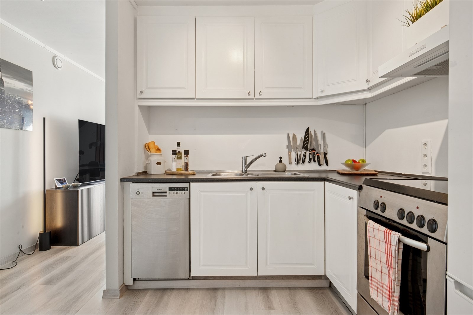 Lukket kjøkken med god plass til arbeid og oppbevaring. Galleribilde