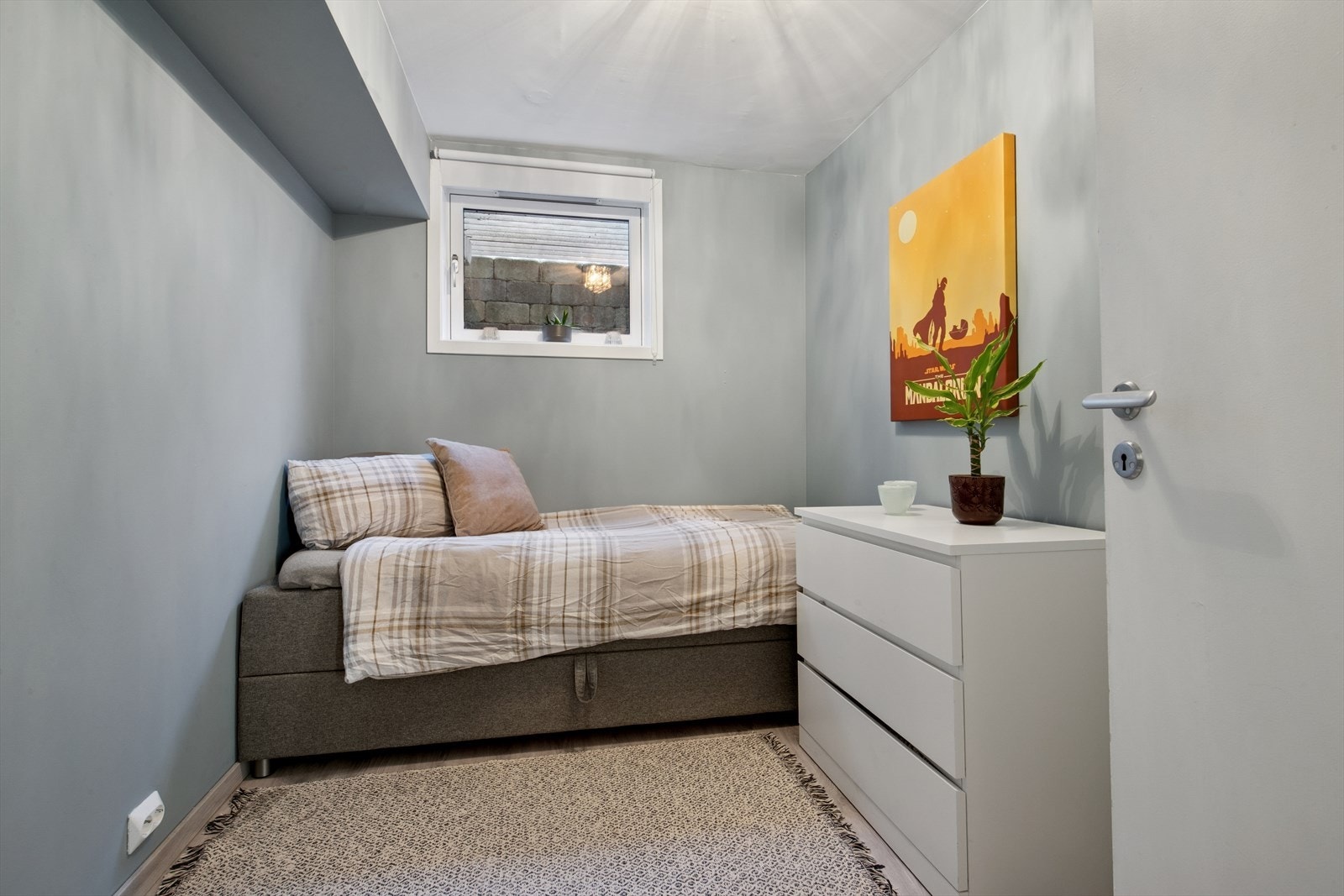 Praktisk soverom med plass til det du trenger. Galleribilde