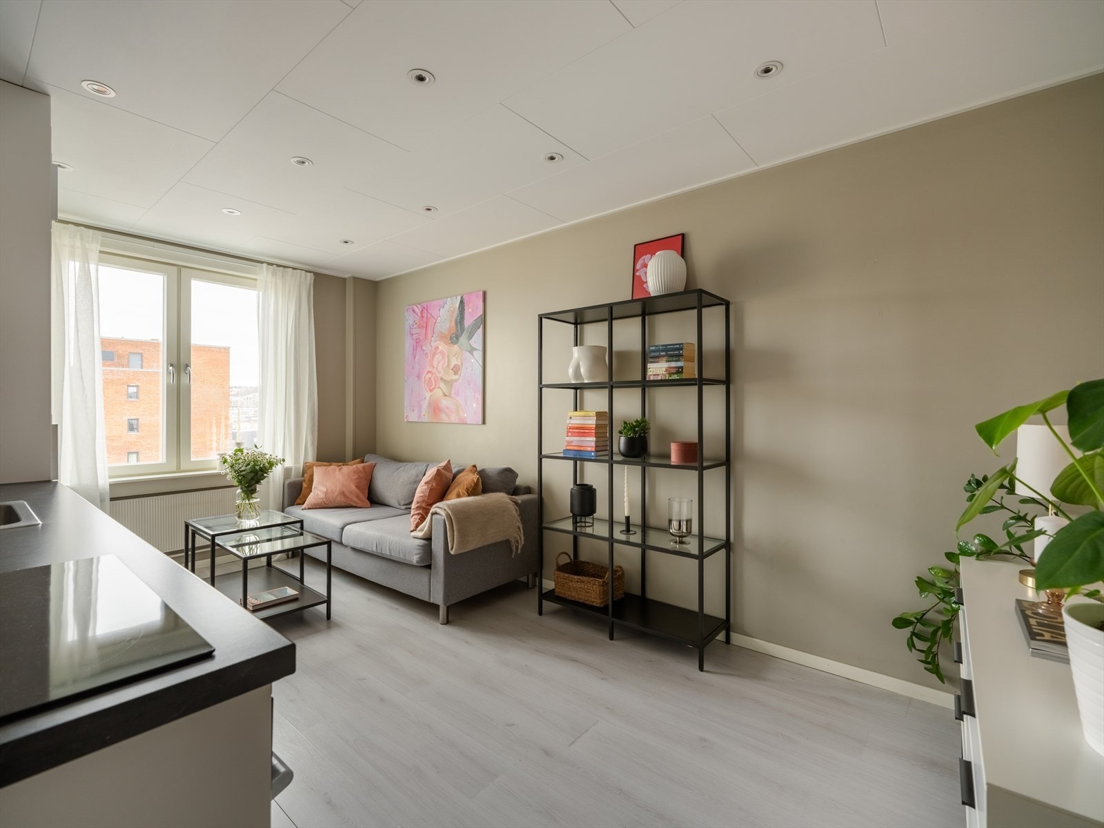 Store vindusflater sørger for rikelig med naturlig lys. Galleribilde