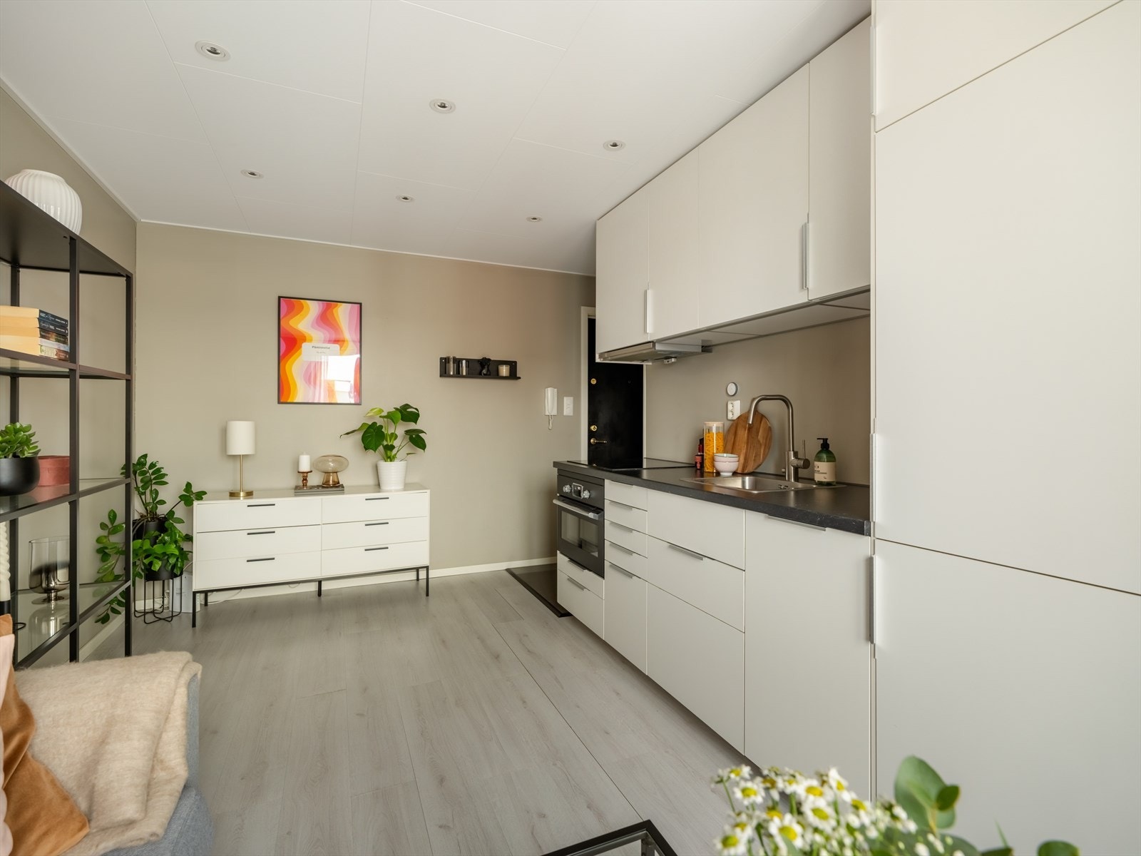 Kjøkkenet er utstyrt med integrerte hvitevarer. Galleribilde