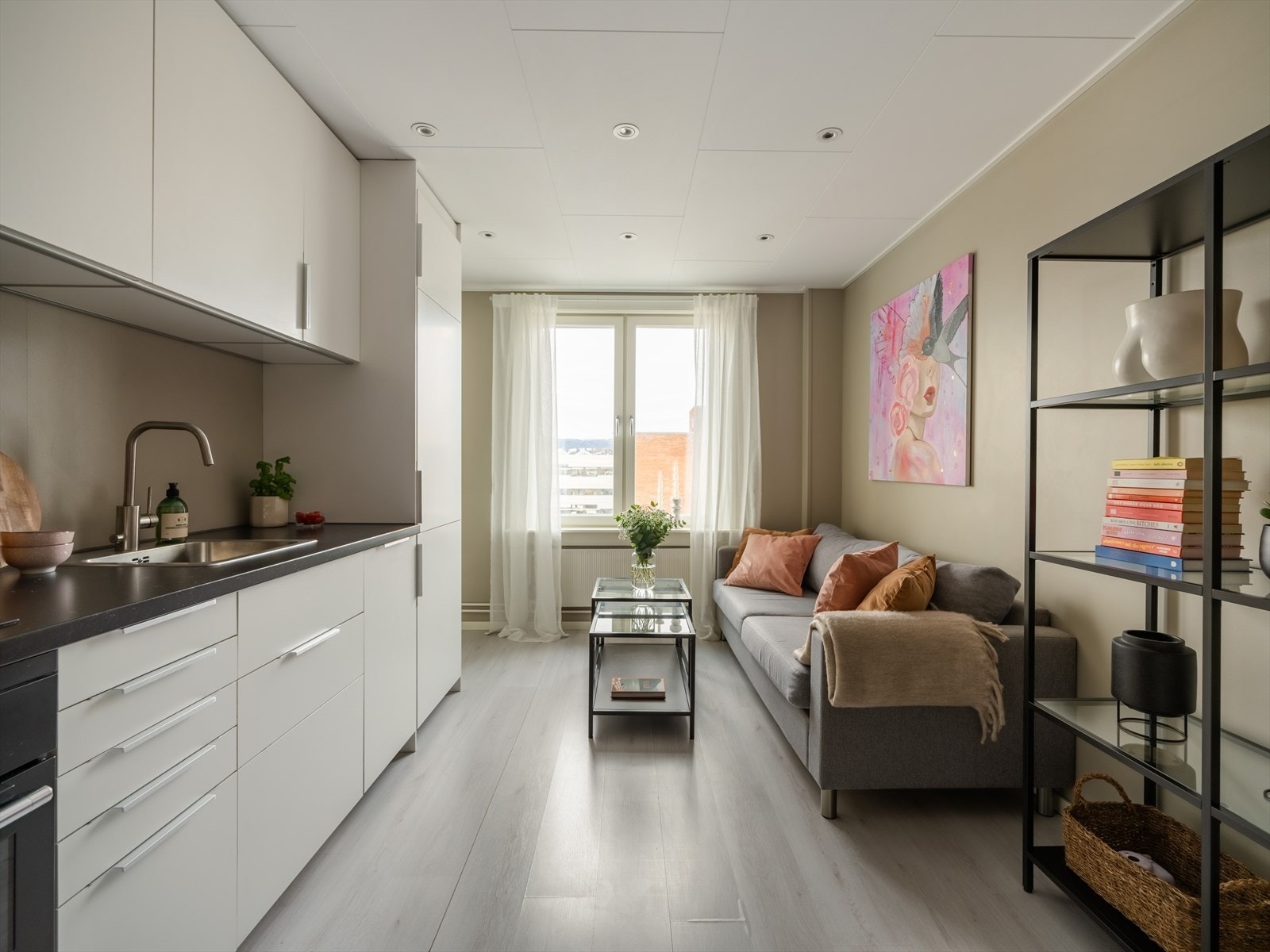 Kombinasjonen av kjøkken og stue gir en åpen planløsning. Galleribilde