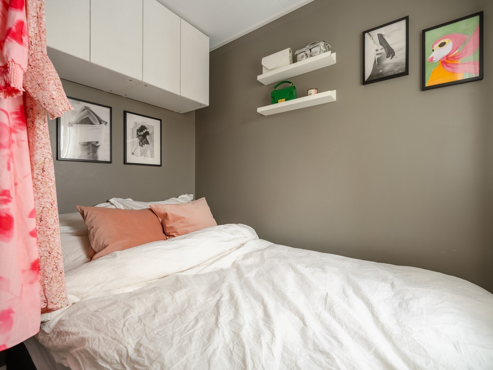 Plass til dobbeltseng under praktiske overskap gir god utnyttelse av rommet. Galleribilde