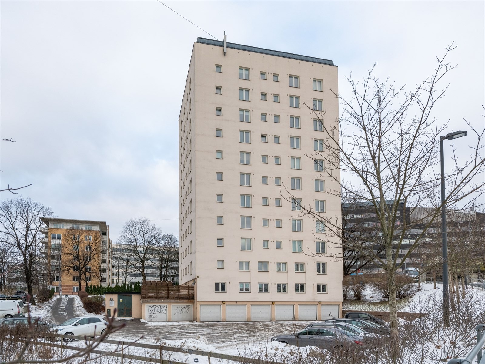 Leiligheten ligger på attraktive Storo, et populært område som kombinerer sentral beliggenhet med rolige omgivelser. Leiligheten ligger i byggets 9. etasje. Galleribilde