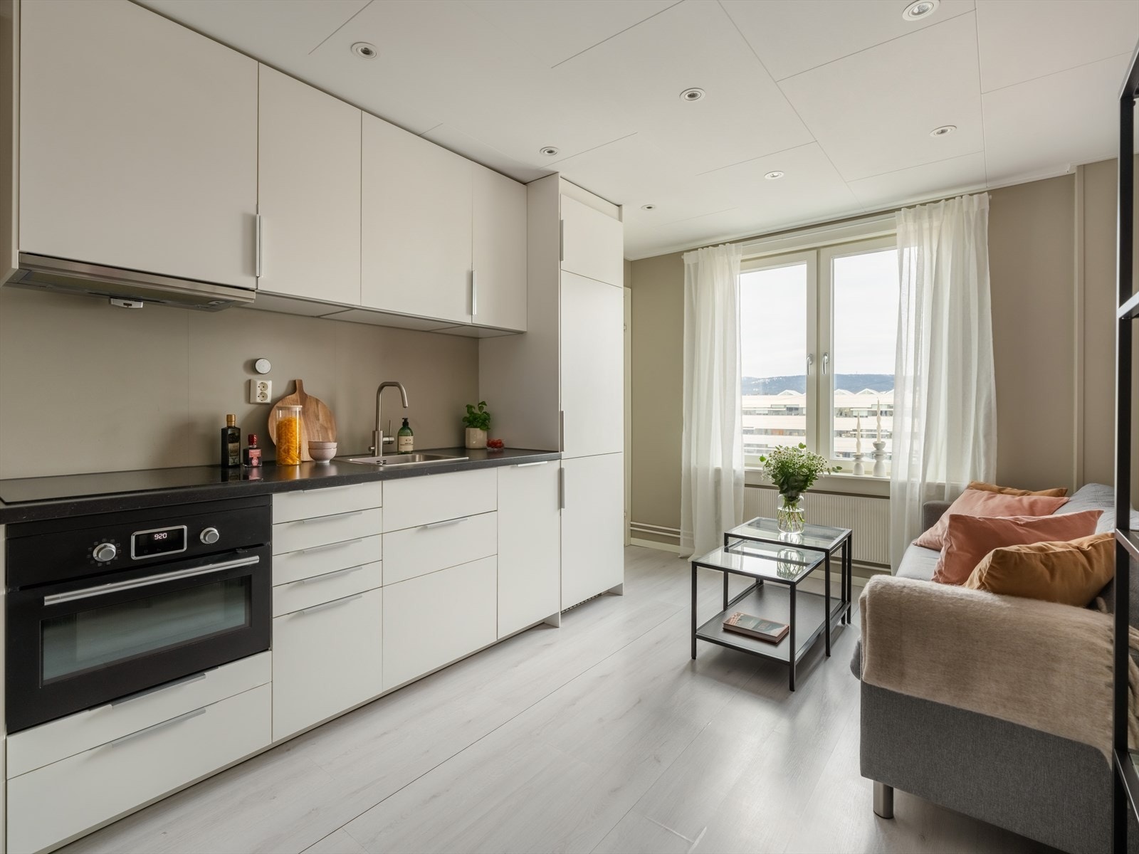 Velkommen til Grefsenveien 51! En moderne og arealsmart 2-romsleilighet med god planløsning. Galleribilde