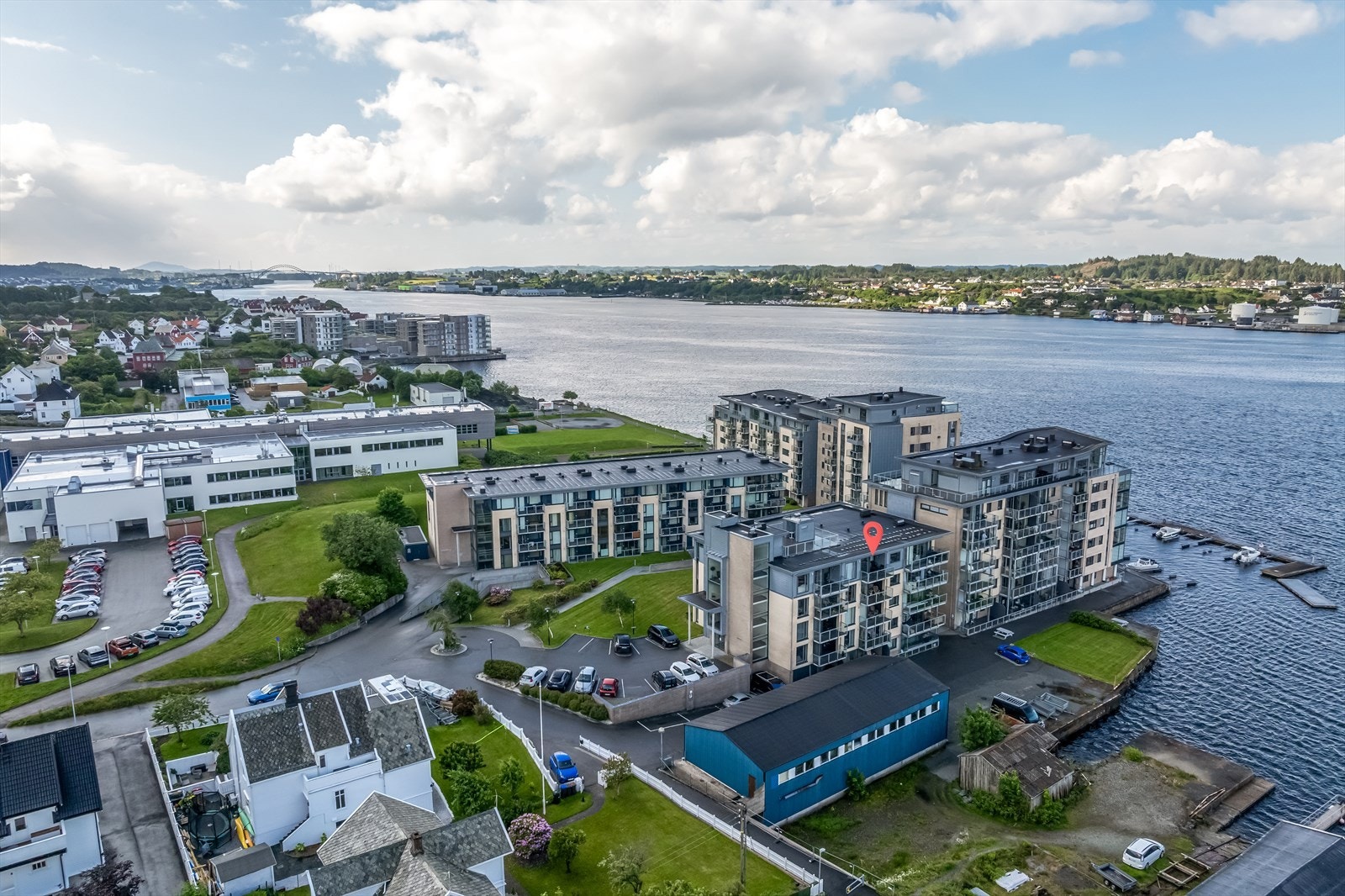 Eiendommen ligger like nord for Karmsund videregående (2 min gange), i et populært leilighetskompleks. Her har man nærhet til sentrum, dagligvarebutikker, skoler, barnehage og gode bussforbindelser. Galleribilde