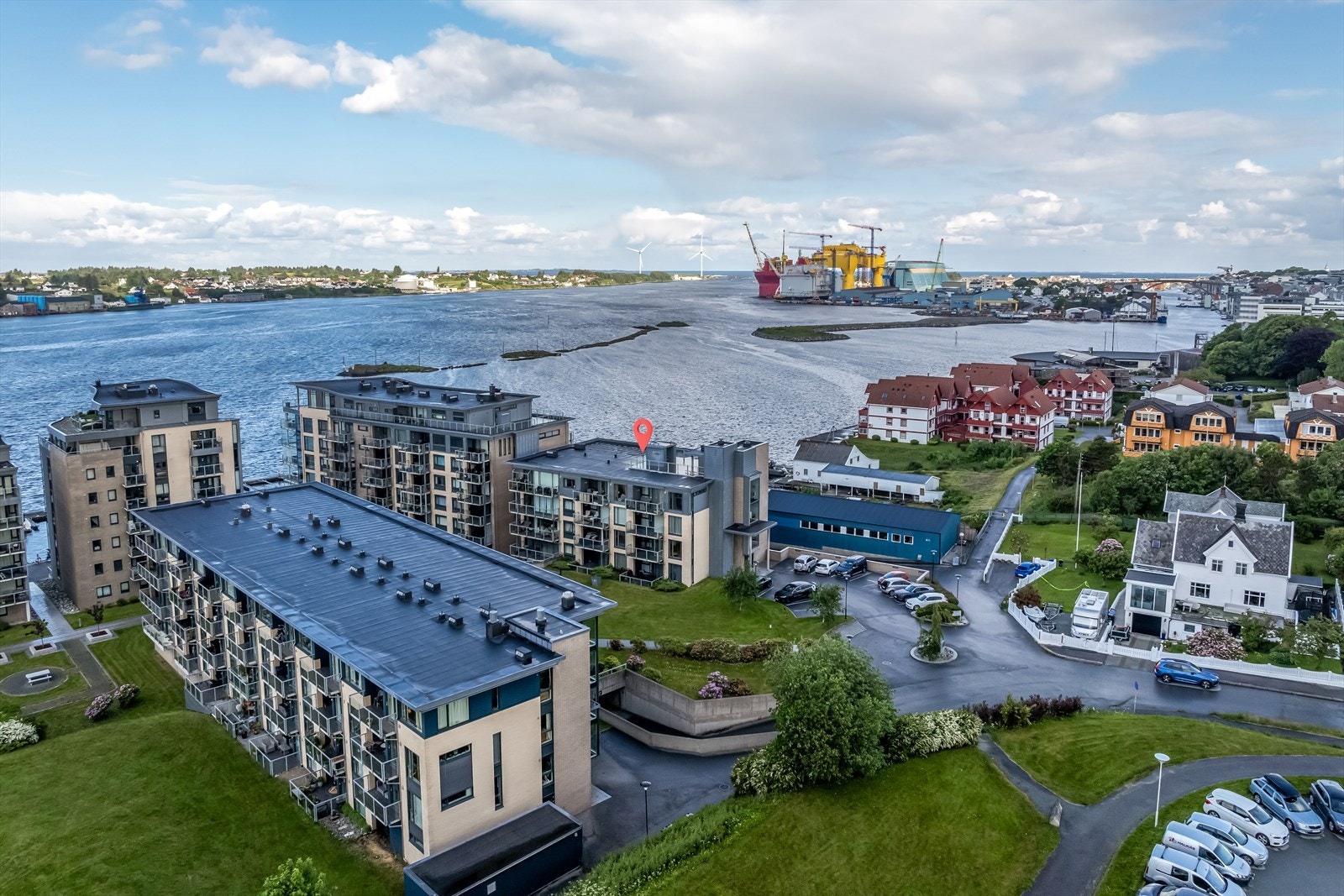 Lekker 2-roms på Karmsund Brygge med nydelig sjøutsikt og solrike uteplasser- Garasjeplass og heis Galleribilde