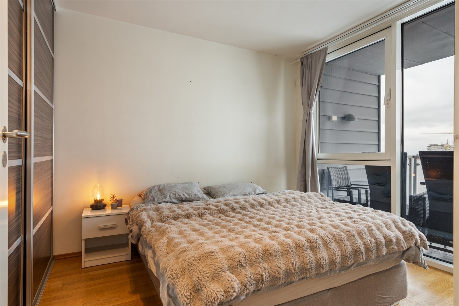 Boligen har ett soverom. Her er det god plass til stor seng og nattbord. Samt god garderobeplass. Galleribilde