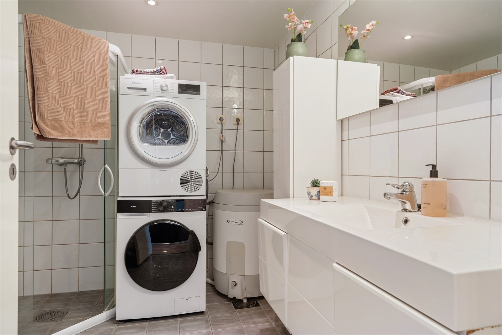 Helfliset baderom som er utstyrt med toalett, dusj og servant m/møblement. Speil, belysning og stikkontakt. Varmekabler i gulv. Galleribilde