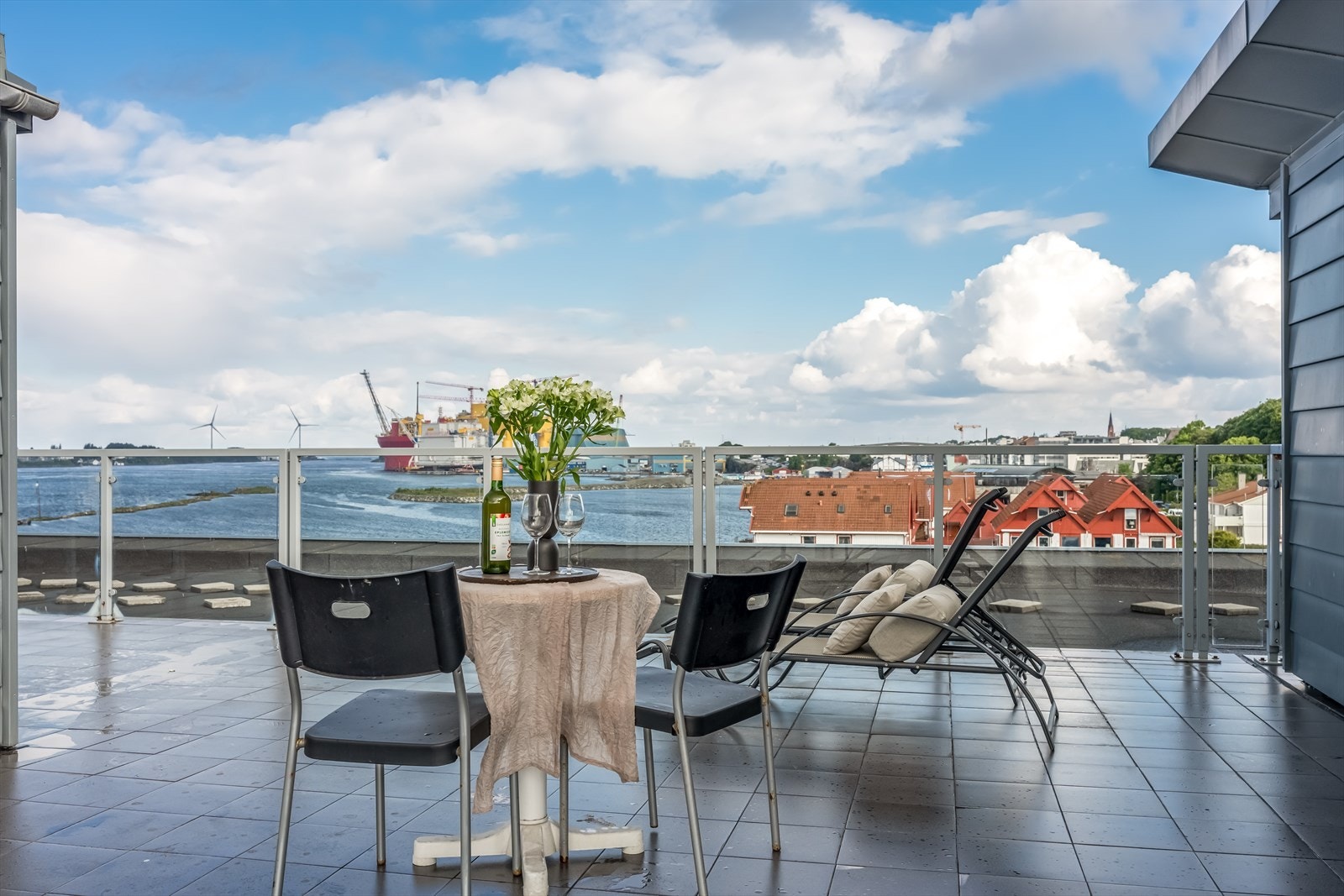 Meget attraktiv og maritim beliggenhet, like utenfor bykjernen i Haugesund. Flott opparbeidede uteområder med bla. felles takterrasse med sol hele dagen. Galleribilde
