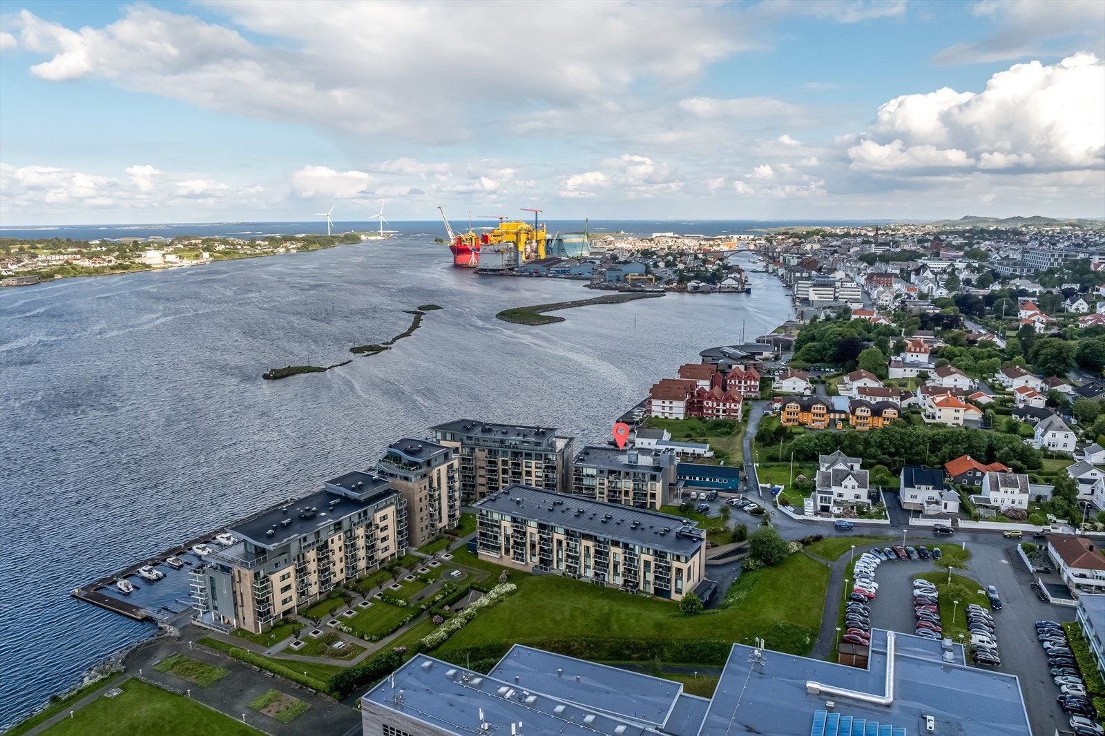 Også nærhet til andre populære arbeidsgivere som Knutsen OAS, Sjøfartsdirektoratet og Politiet. Til sentrum spaserer man på ca. 15 minutter. Bussholdeplass ligger få minutter unna boligen, med hyppige avganger. Galleribilde