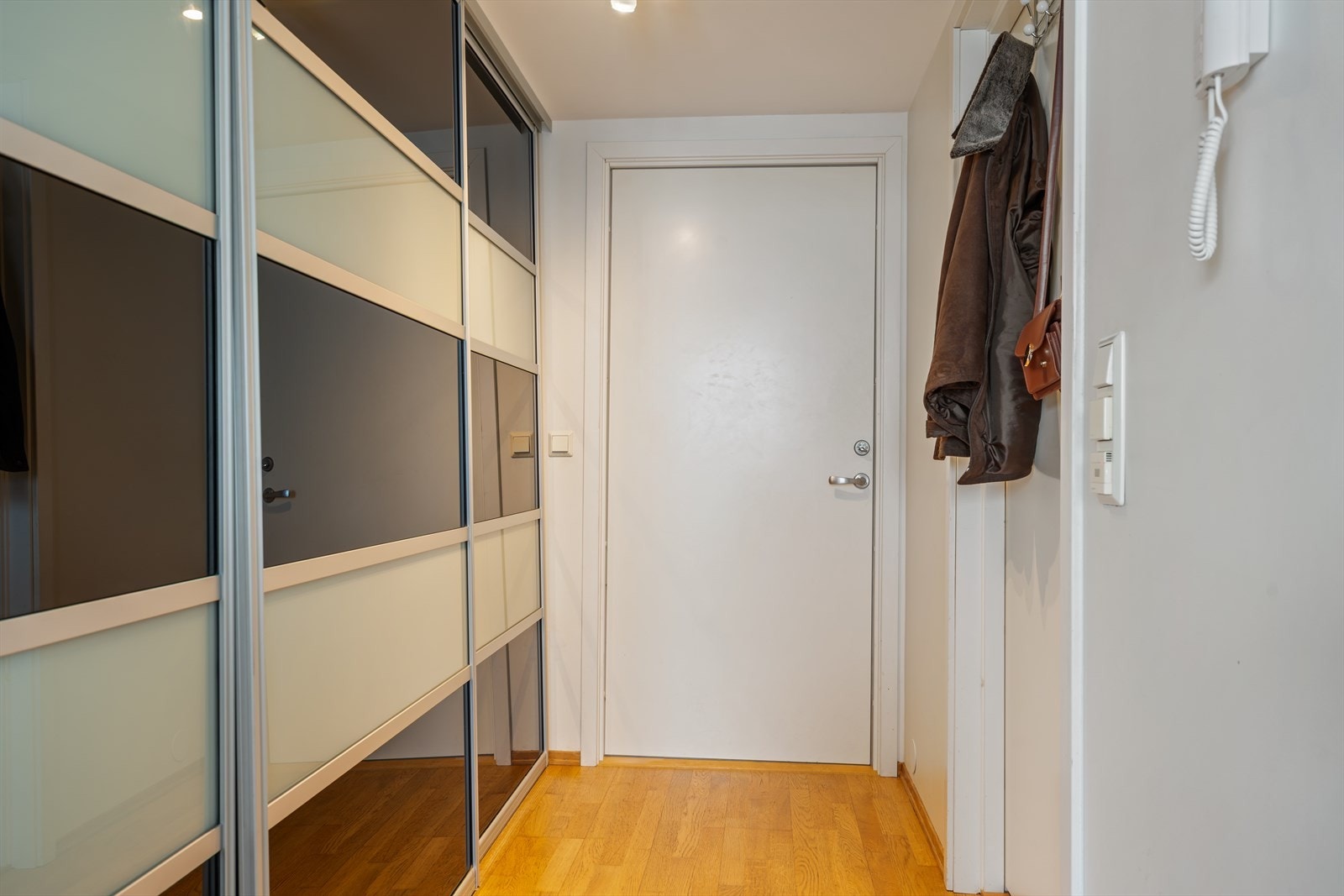 Leilighetens entré har romslig skyvedørsgarderobe med god oppbevaringsplass. I tillegg har leiligheten en ekstern bod i tilknytning til garasjeplassen/ beliggende i garasjeanlegget. Galleribilde