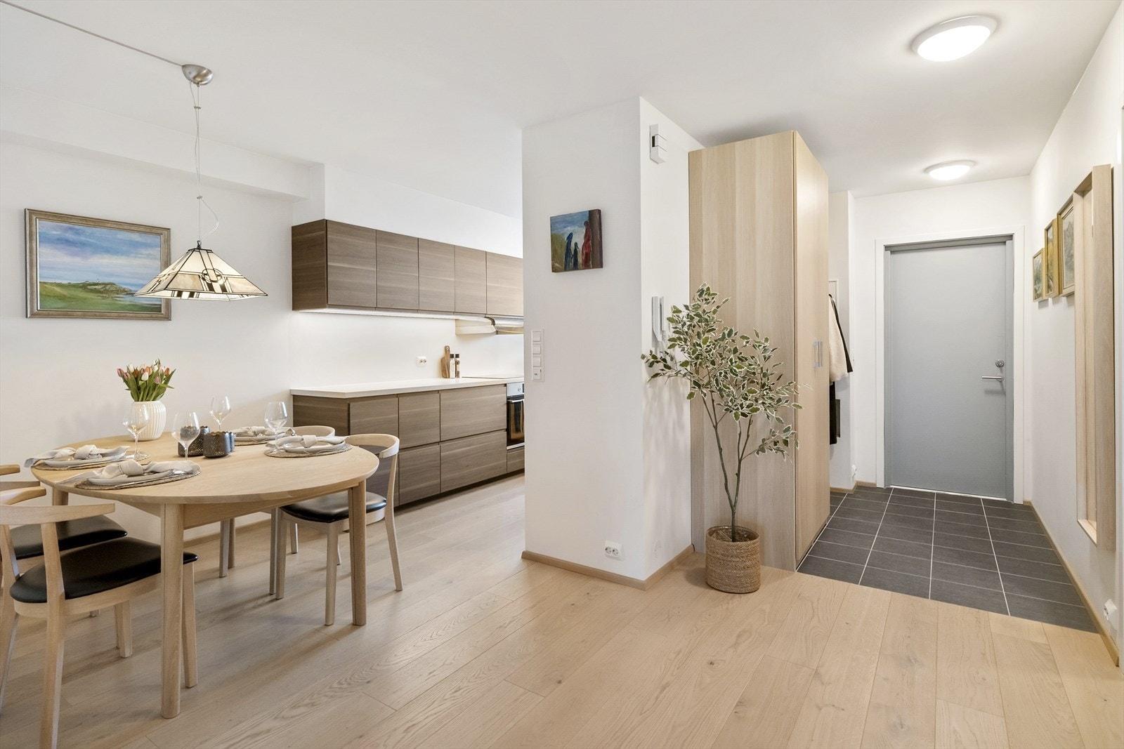 Flislagt entré med garderobe videre tilgang inn til kjøkken m/ spiseplass Galleribilde