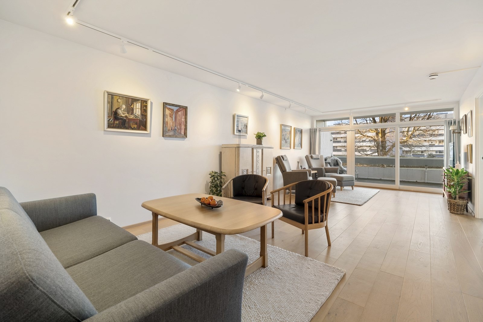 Stor, kjekk stue med plass til å møblere i flere soner Galleribilde