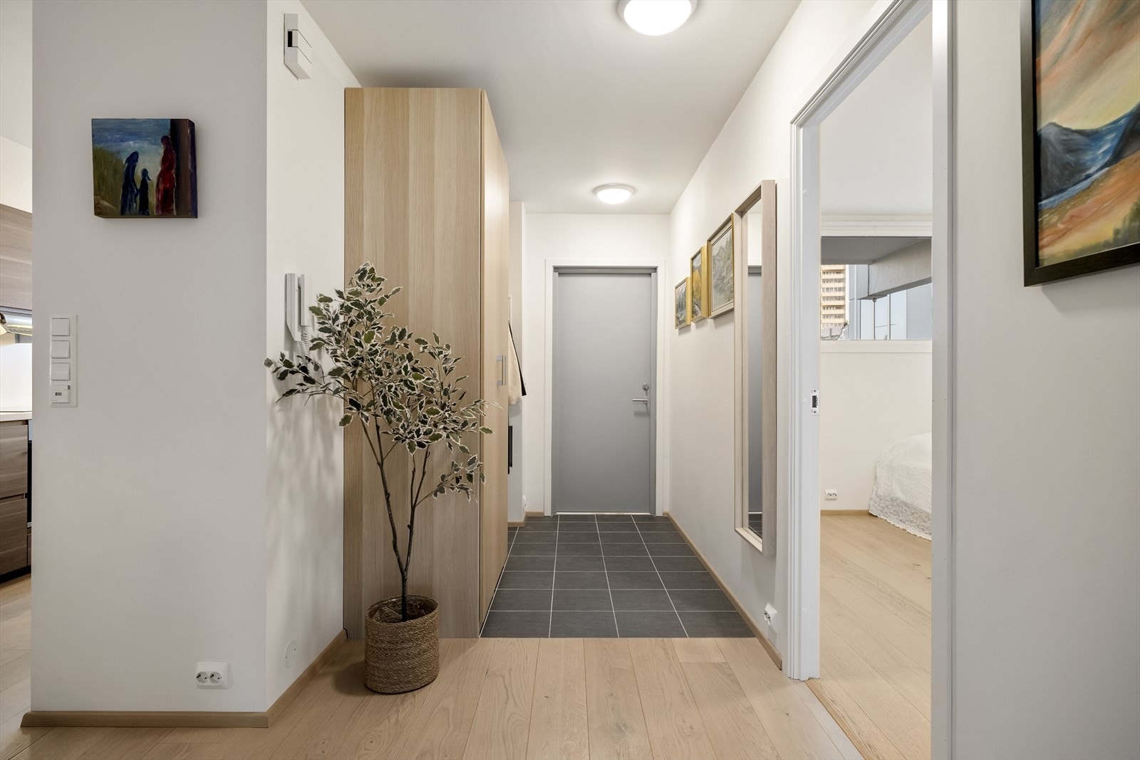 Leiligheten ble omfattende renovert i ca 2018 og fremstår pen og moderne Galleribilde