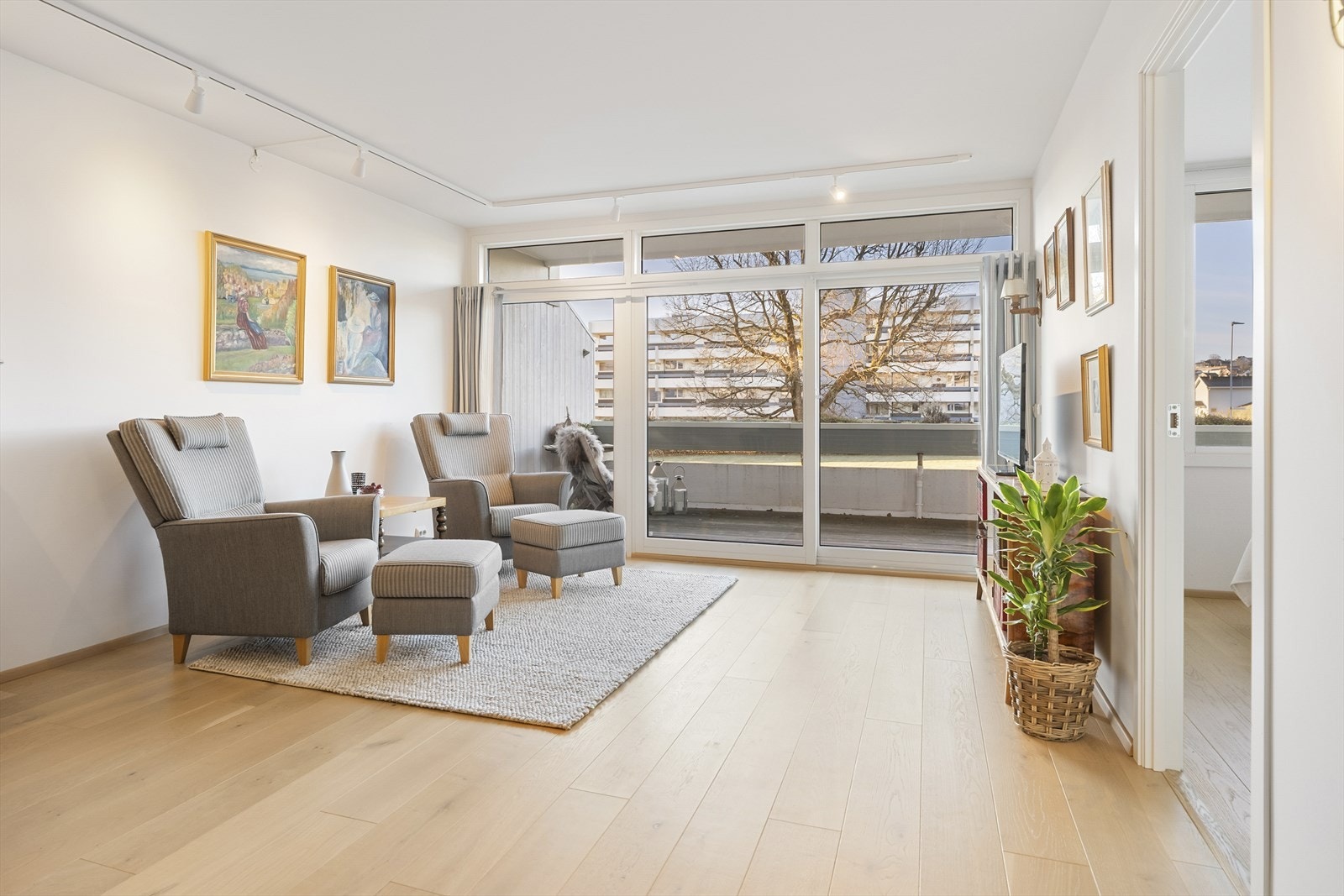 Utgang til romslig balkong Galleribilde