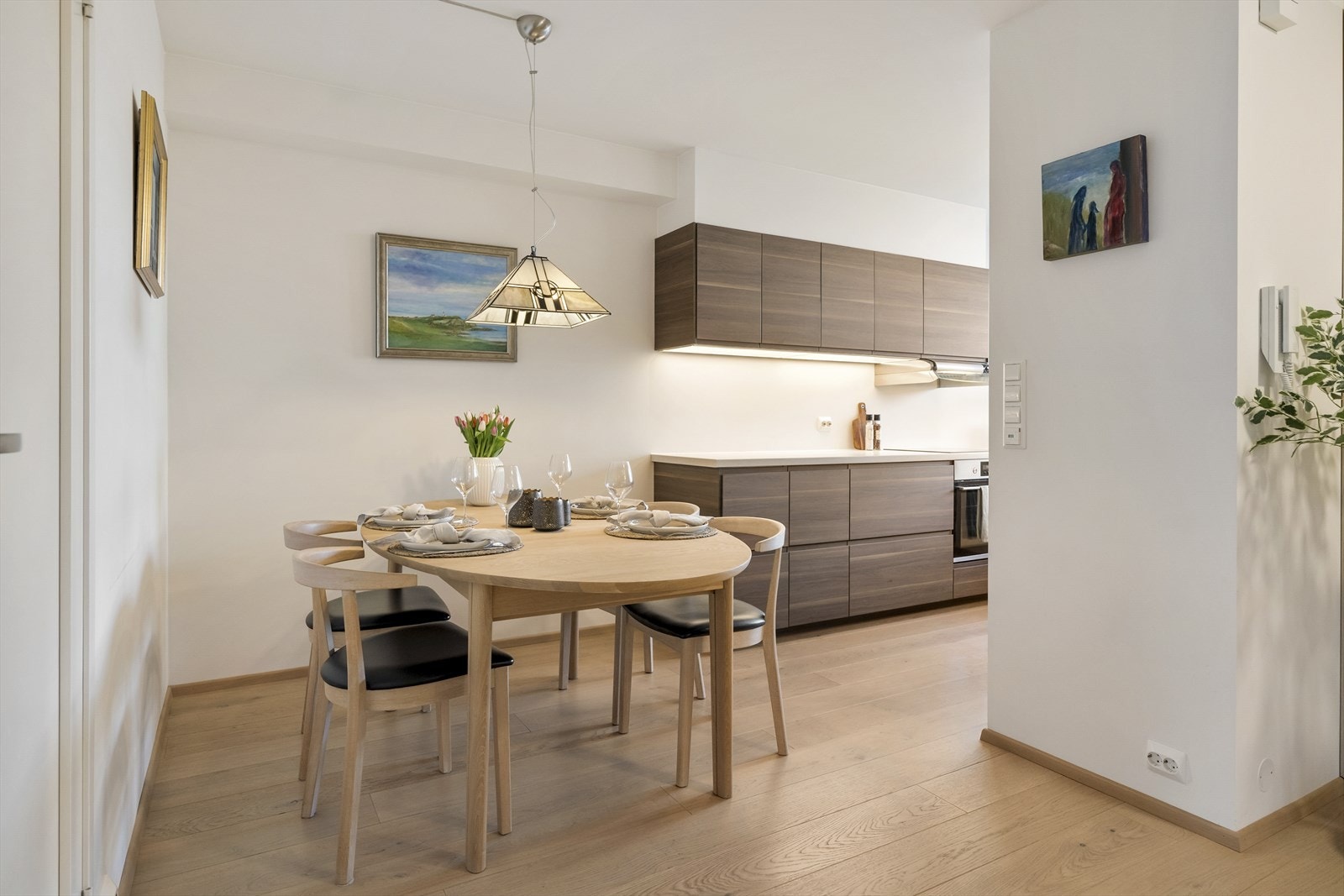 Slette, lysmalte veggflater og en velholdt parkett med varmekabler under Galleribilde